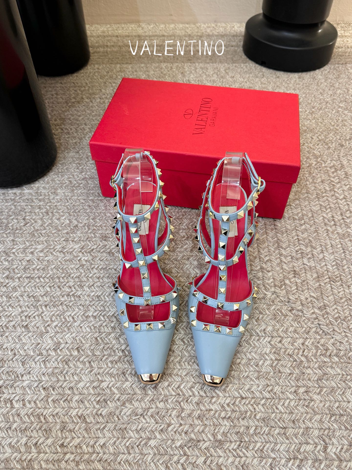 VALENTINO华伦天奴经典凉鞋单鞋春夏VLOGO SIGNATURE鞋型线条流畅.版型超赞上脚舒适.