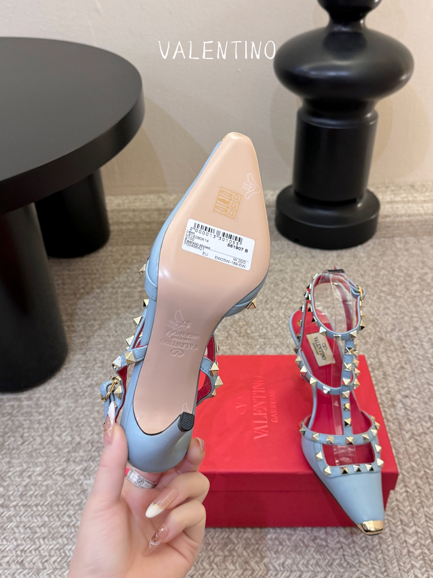 VALENTINO华伦天奴经典凉鞋单鞋春夏VLOGO SIGNATURE鞋型线条流畅.版型超赞上脚舒适.