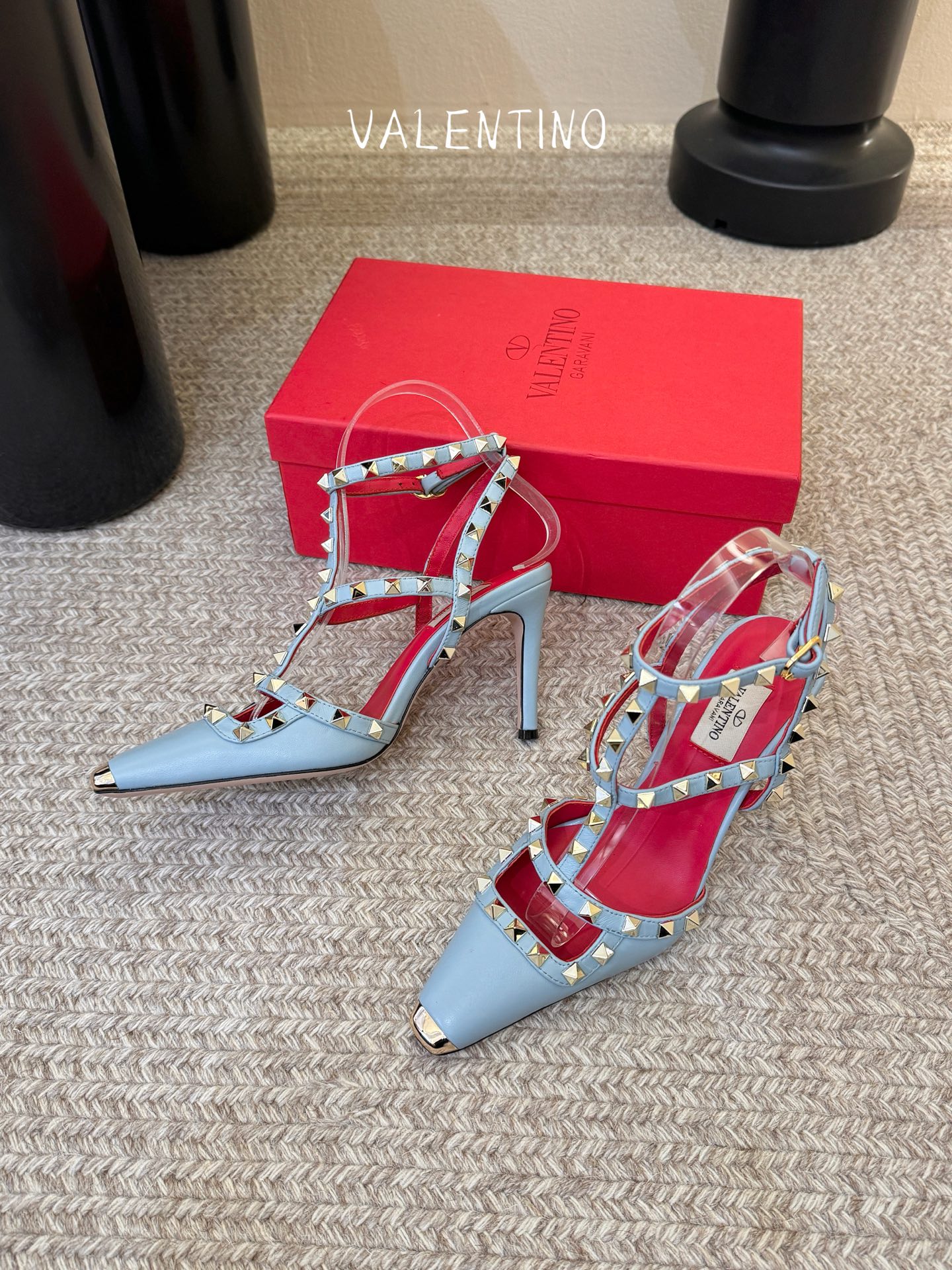 VALENTINO华伦天奴经典凉鞋单鞋春夏VLOGO SIGNATURE鞋型线条流畅.版型超赞上脚舒适.