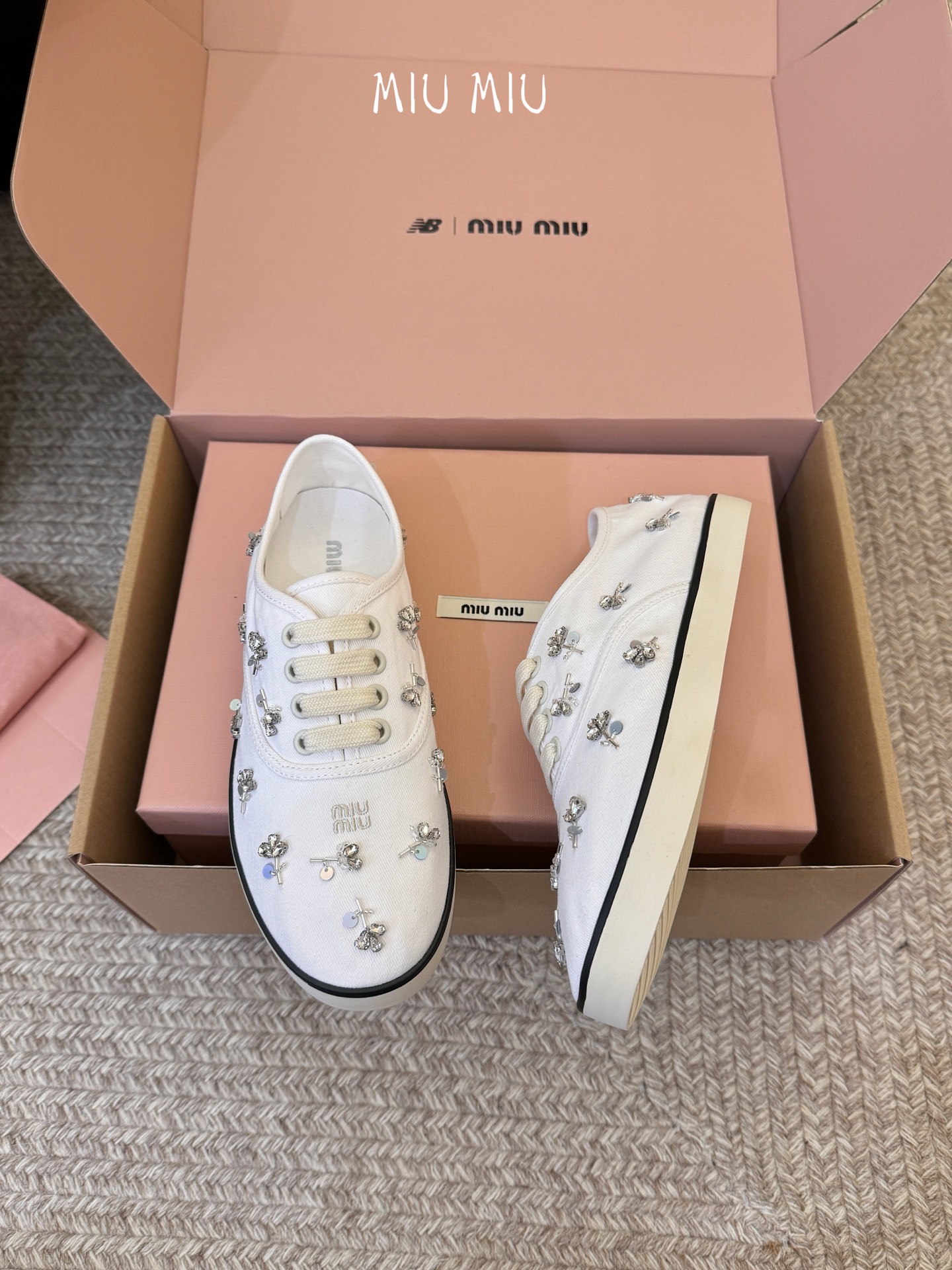 Miu Mi* 26ss 早春新款水钻刺绣帆布鞋把春日碎花踩在脚下，这双水钻刺绣帆布鞋太懂少女心了！细腻