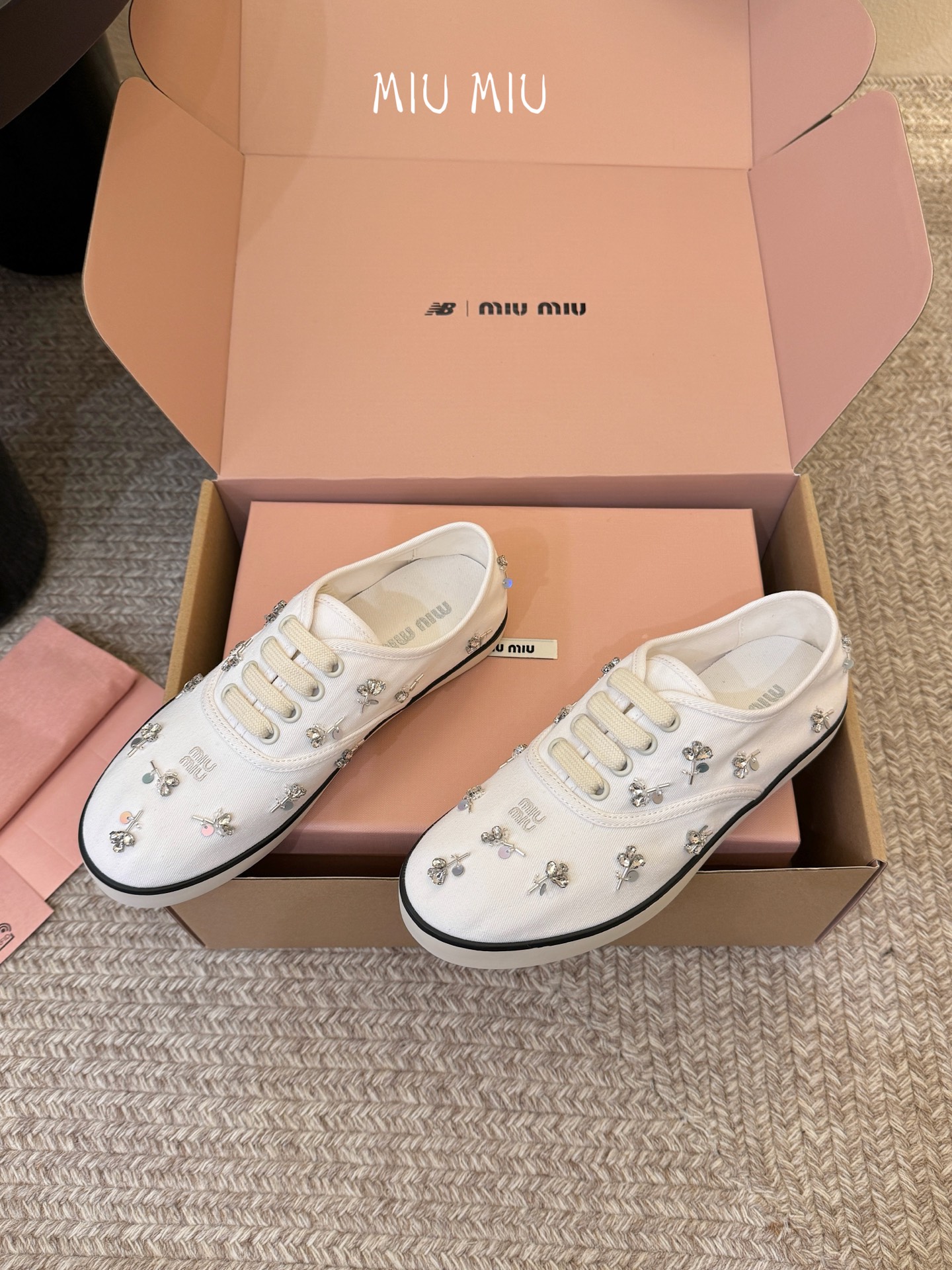 Miu Mi* 26ss 早春新款水钻刺绣帆布鞋把春日碎花踩在脚下，这双水钻刺绣帆布鞋太懂少女心了！细腻