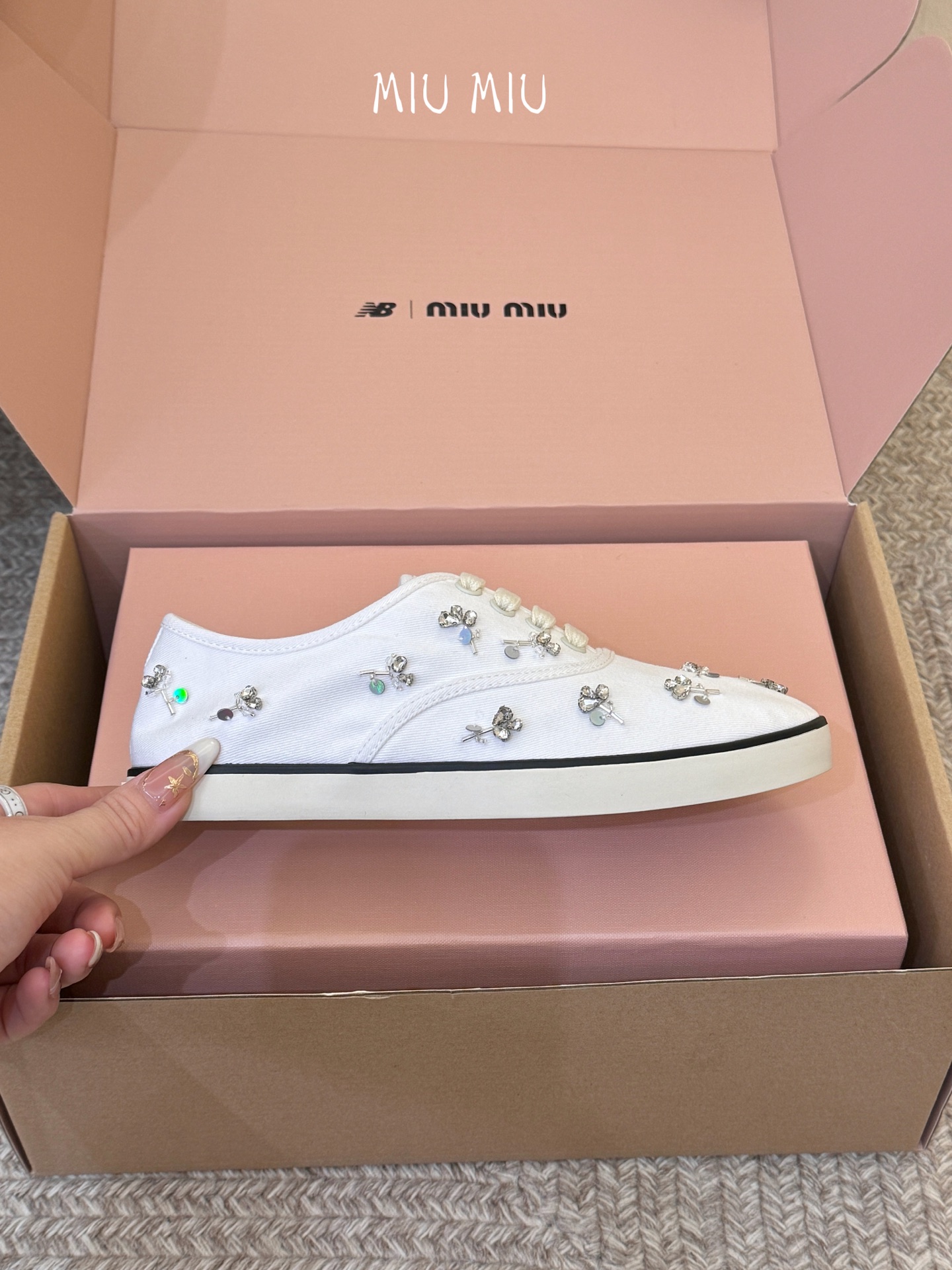 Miu Mi* 26ss 早春新款水钻刺绣帆布鞋把春日碎花踩在脚下，这双水钻刺绣帆布鞋太懂少女心了！细腻
