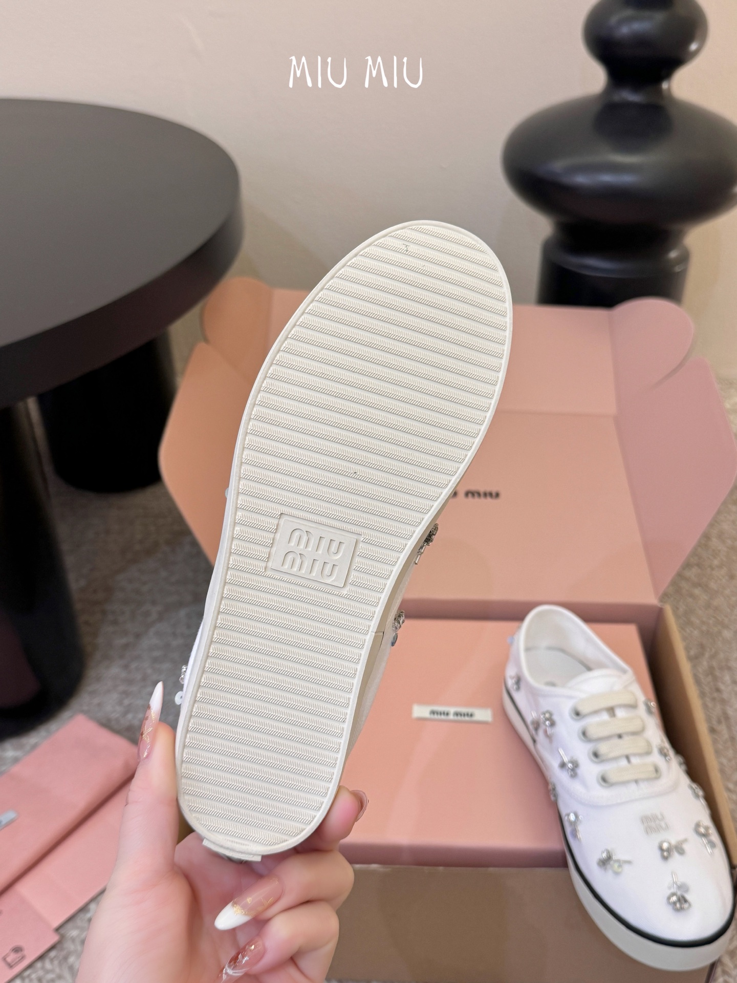 Miu Mi* 26ss 早春新款水钻刺绣帆布鞋把春日碎花踩在脚下，这双水钻刺绣帆布鞋太懂少女心了！细腻