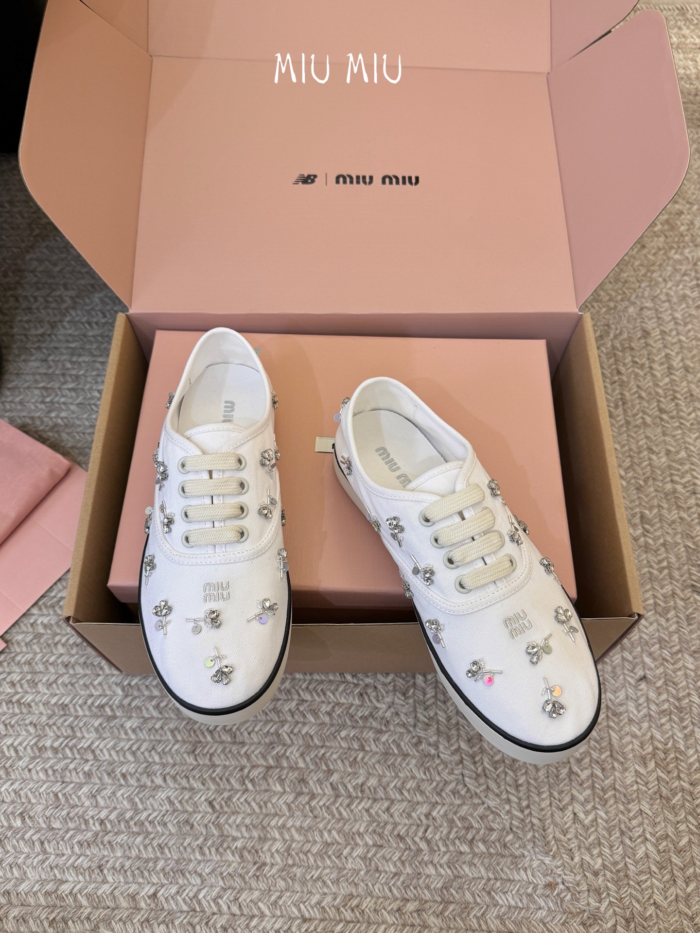 Miu Mi* 26ss 早春新款水钻刺绣帆布鞋把春日碎花踩在脚下，这双水钻刺绣帆布鞋太懂少女心了！细腻