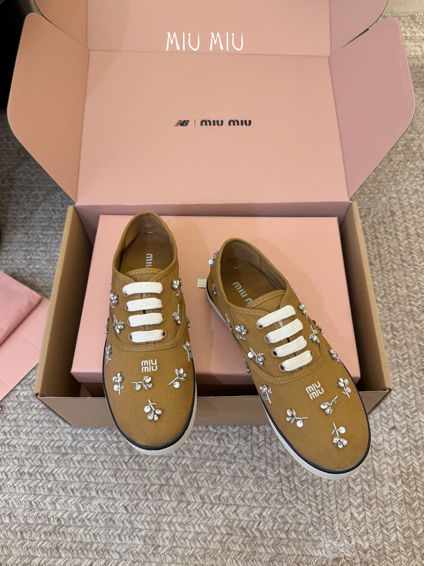 Miu Mi* 26ss 早春新款水钻刺绣帆布鞋把春日碎花踩在脚下，这双水钻刺绣帆布鞋太懂少女心了！细腻