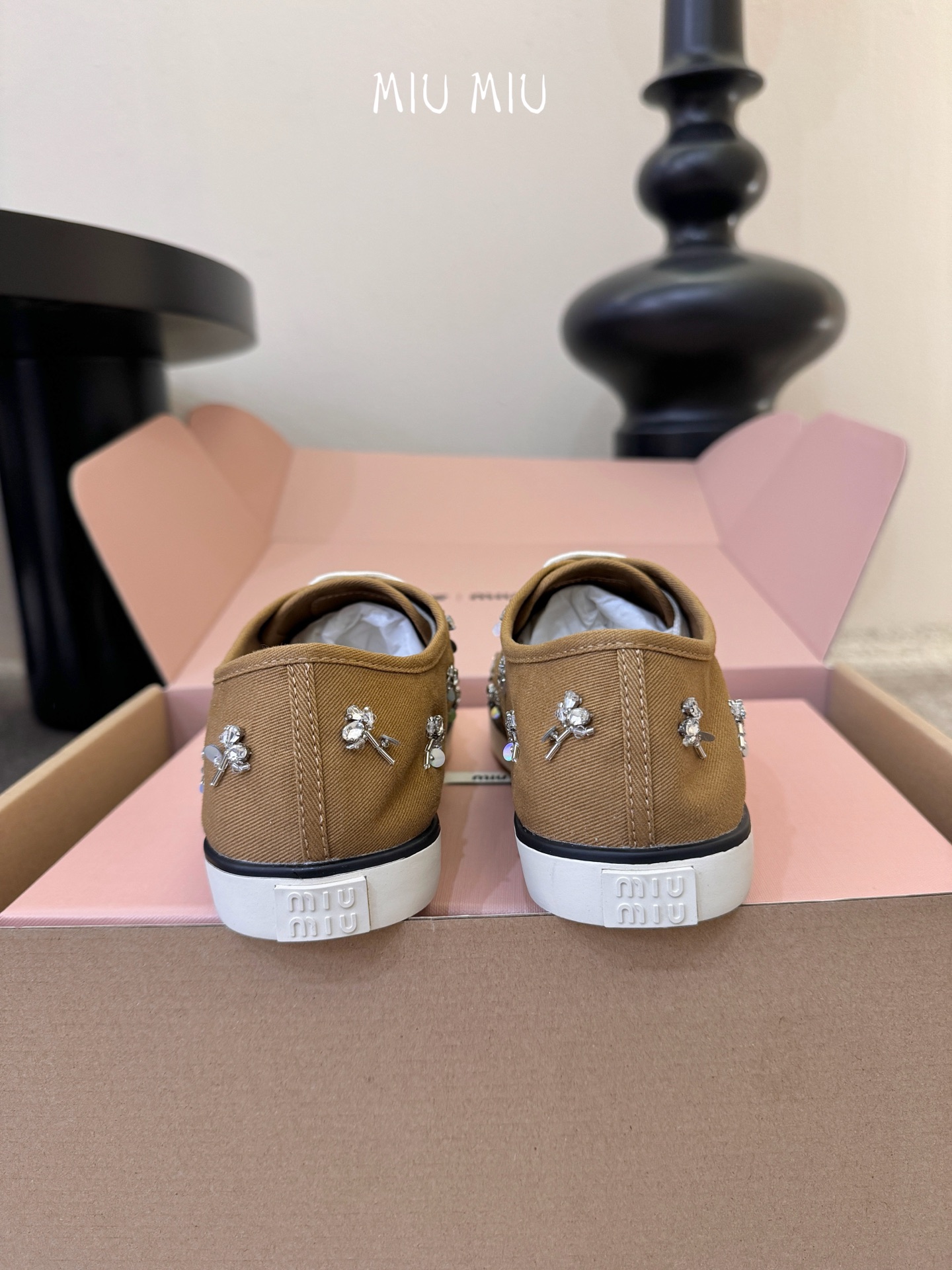 Miu Mi* 26ss 早春新款水钻刺绣帆布鞋把春日碎花踩在脚下，这双水钻刺绣帆布鞋太懂少女心了！细腻