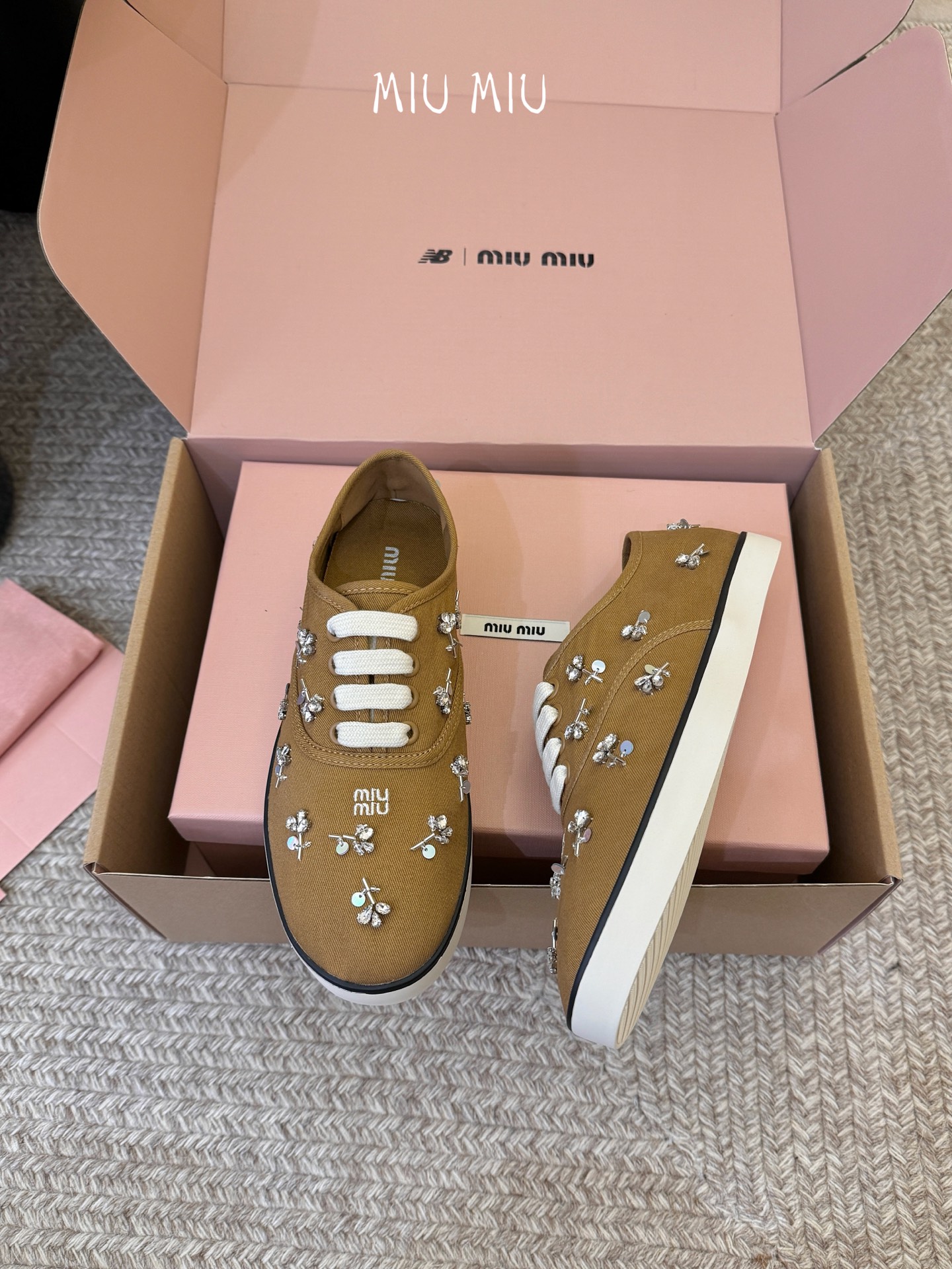 Miu Mi* 26ss 早春新款水钻刺绣帆布鞋把春日碎花踩在脚下，这双水钻刺绣帆布鞋太懂少女心了！细腻