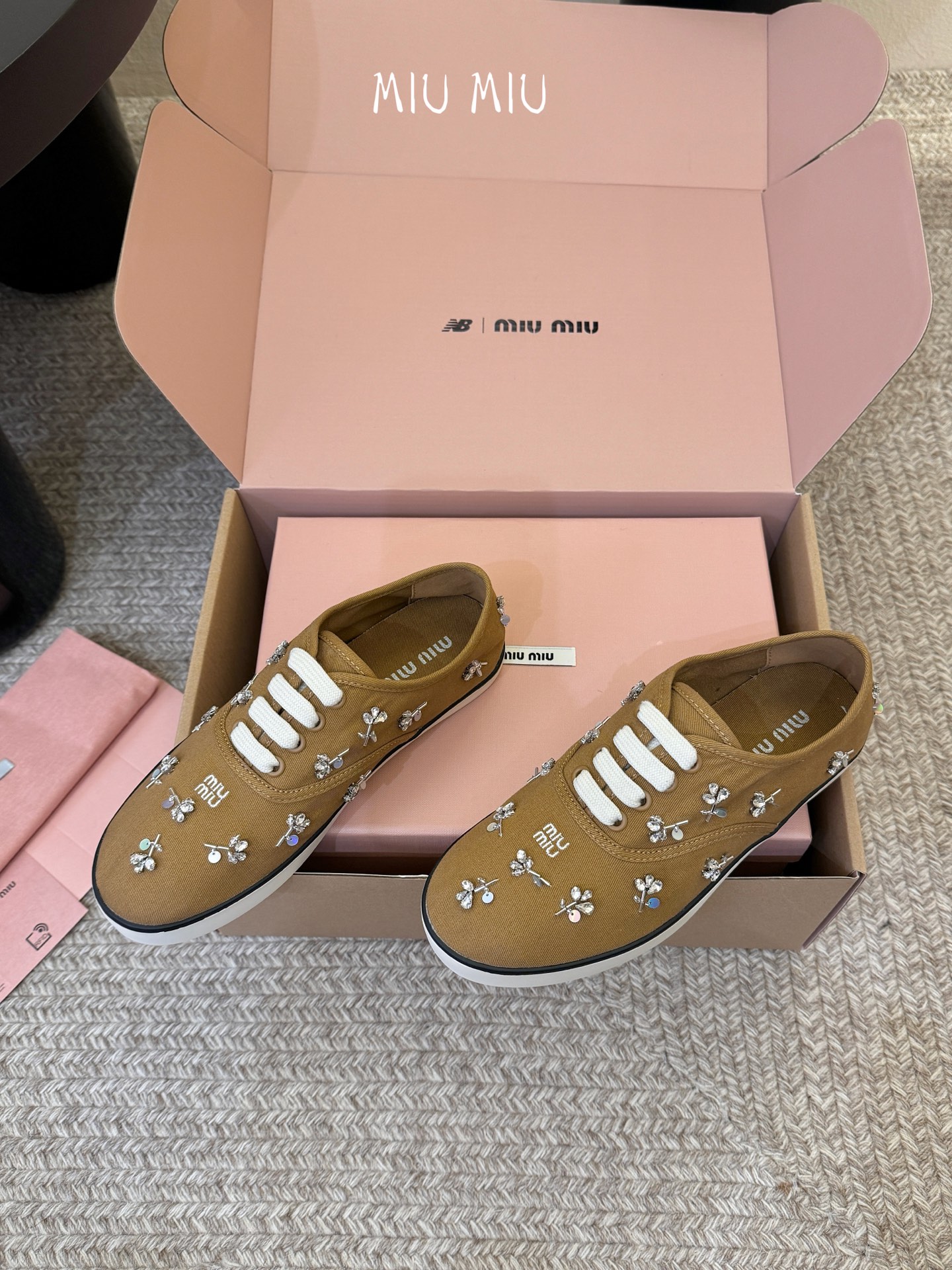 Miu Mi* 26ss 早春新款水钻刺绣帆布鞋把春日碎花踩在脚下，这双水钻刺绣帆布鞋太懂少女心了！细腻