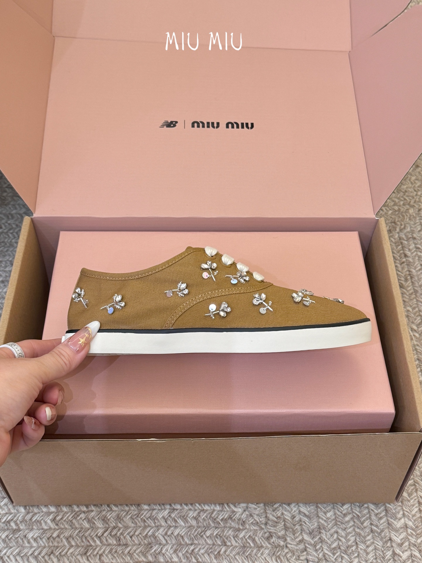 Miu Mi* 26ss 早春新款水钻刺绣帆布鞋把春日碎花踩在脚下，这双水钻刺绣帆布鞋太懂少女心了！细腻