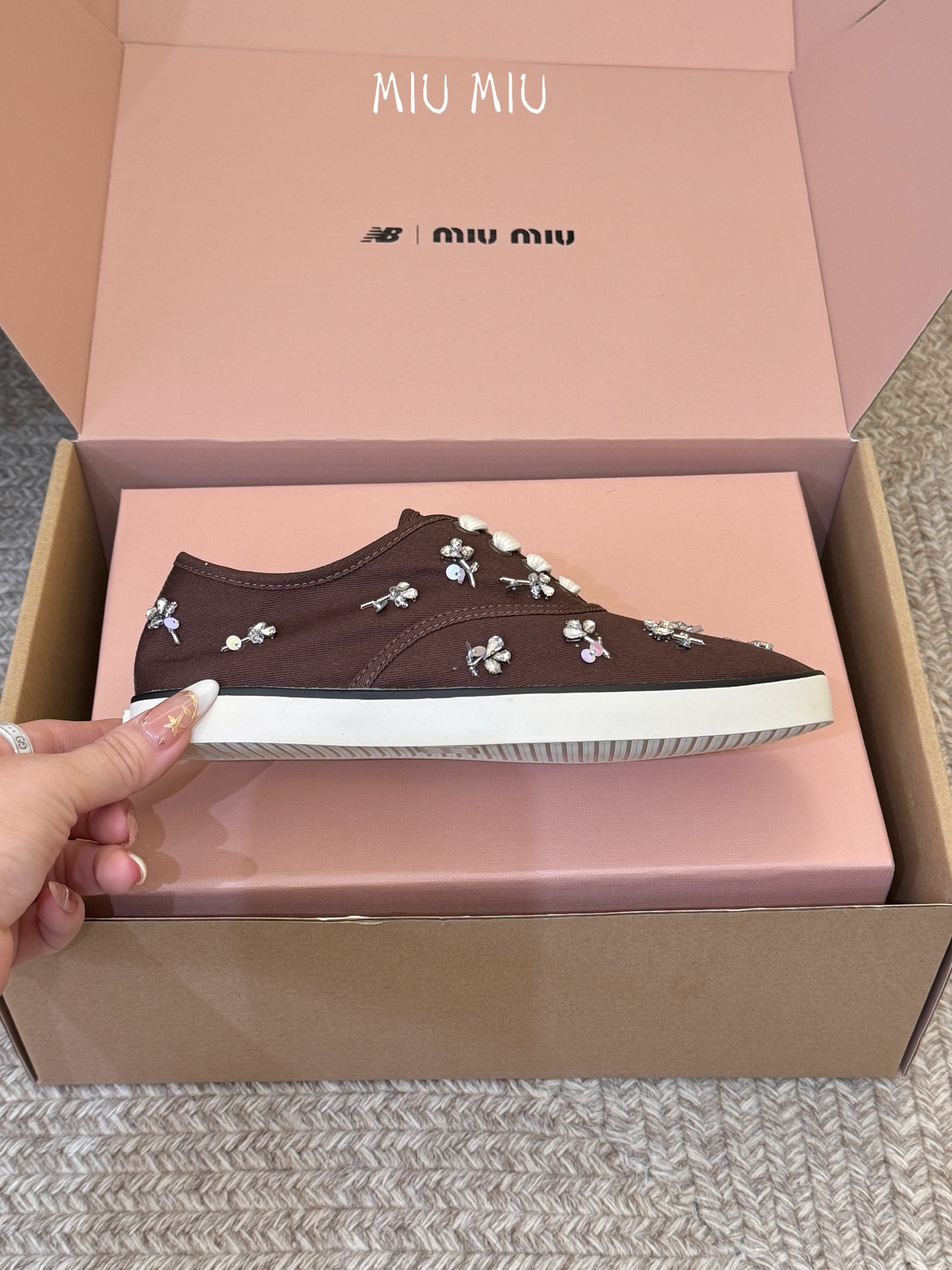 Miu Mi* 26ss 早春新款水钻刺绣帆布鞋把春日碎花踩在脚下，这双水钻刺绣帆布鞋太懂少女心了！细腻