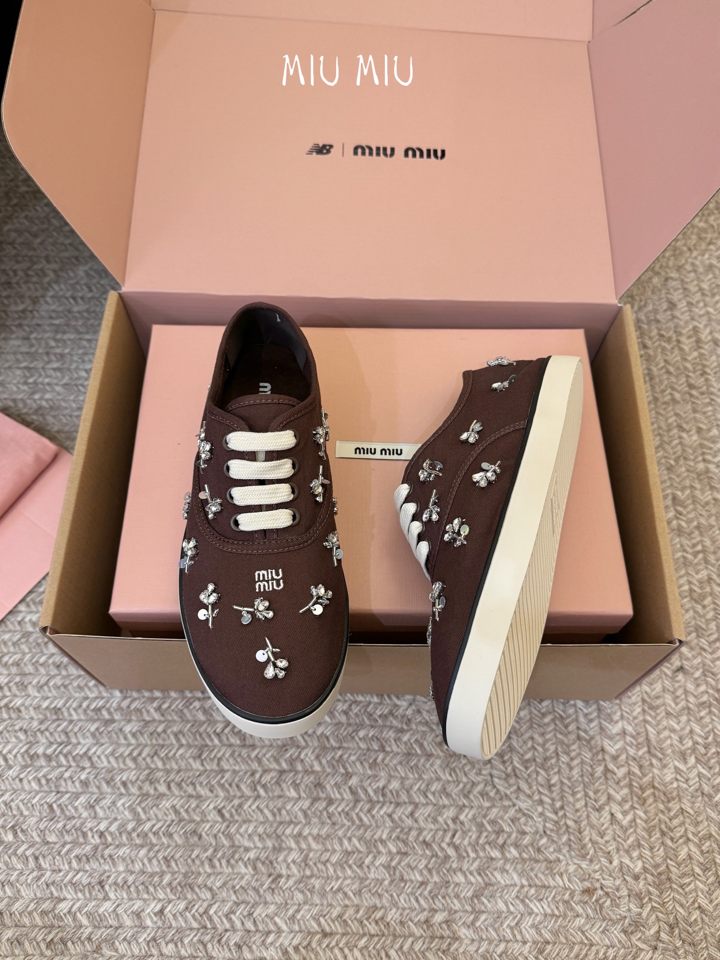 Miu Mi* 26ss 早春新款水钻刺绣帆布鞋把春日碎花踩在脚下，这双水钻刺绣帆布鞋太懂少女心了！细腻