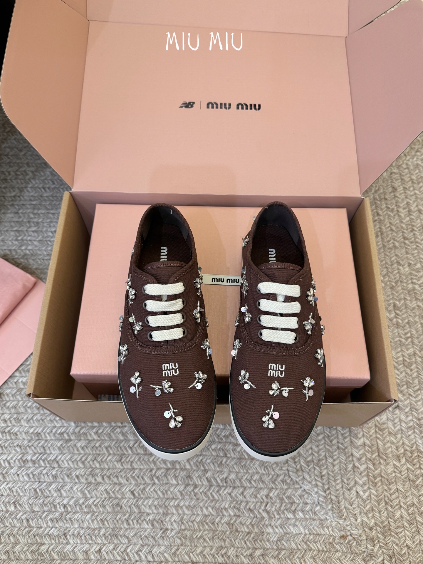 Miu Mi* 26ss 早春新款水钻刺绣帆布鞋把春日碎花踩在脚下，这双水钻刺绣帆布鞋太懂少女心了！细腻