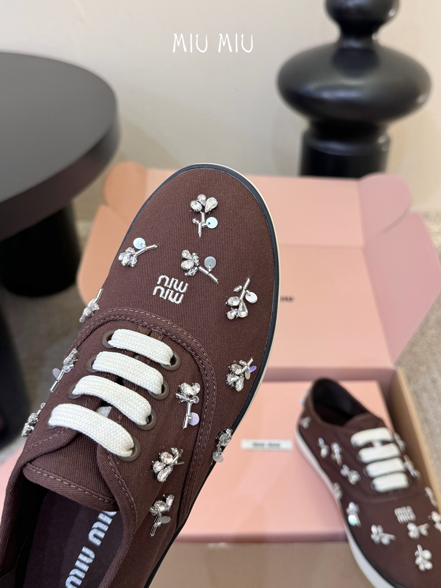 Miu Mi* 26ss 早春新款水钻刺绣帆布鞋把春日碎花踩在脚下，这双水钻刺绣帆布鞋太懂少女心了！细腻