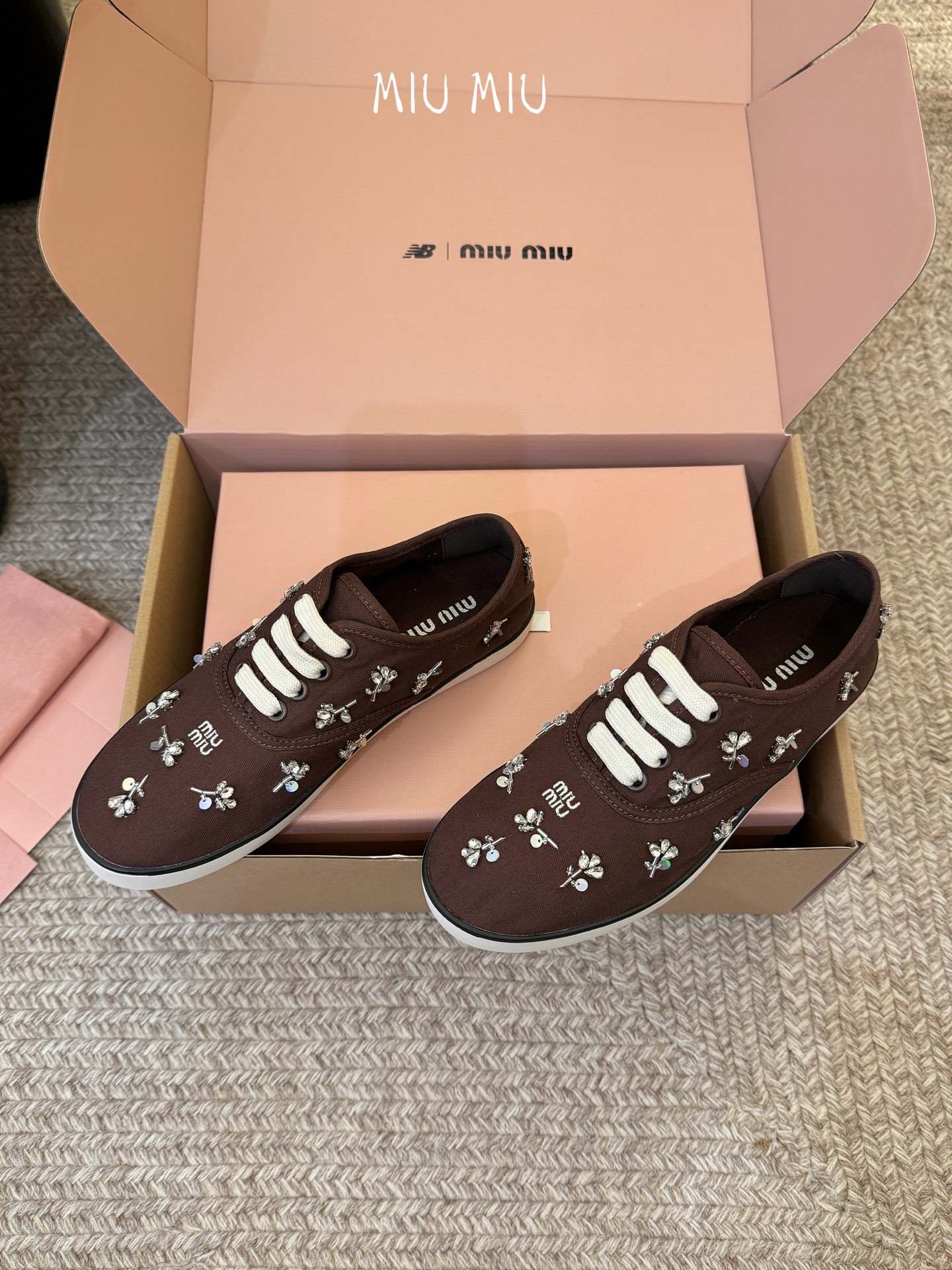 Miu Mi* 26ss 早春新款水钻刺绣帆布鞋把春日碎花踩在脚下，这双水钻刺绣帆布鞋太懂少女心了！细腻