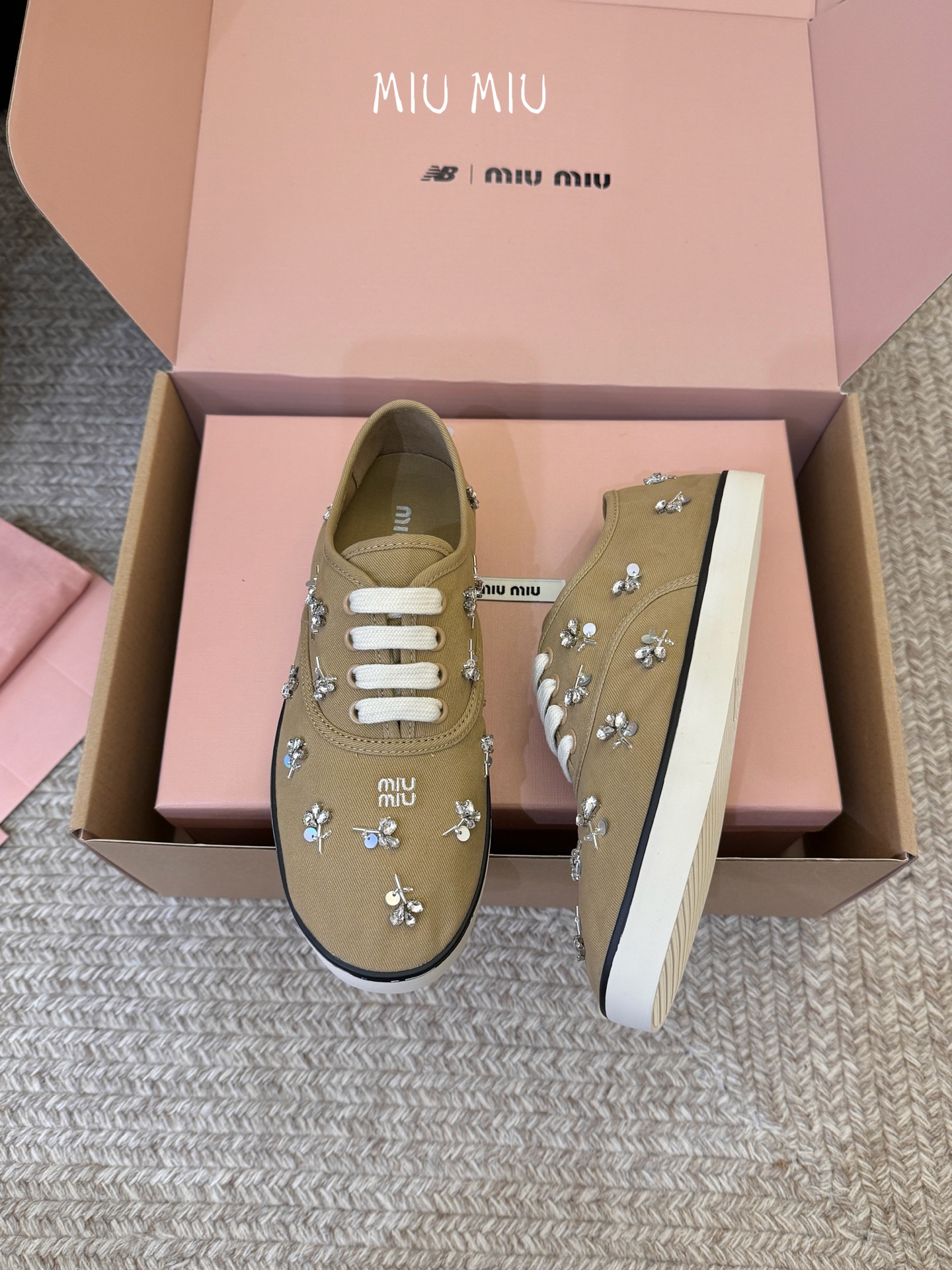 Miu Mi* 26ss 早春新款水钻刺绣帆布鞋把春日碎花踩在脚下，这双水钻刺绣帆布鞋太懂少女心了！细腻