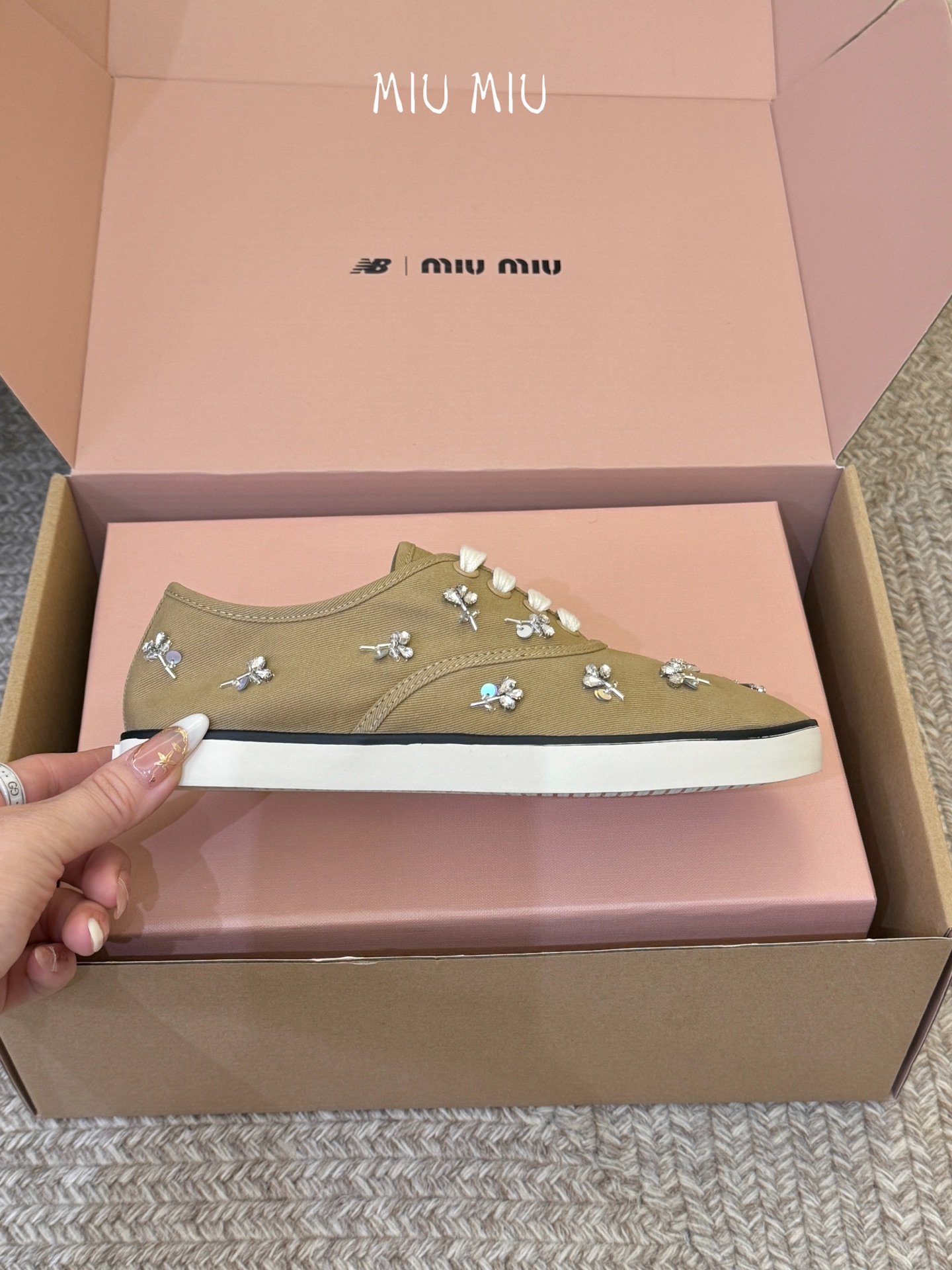 Miu Mi* 26ss 早春新款水钻刺绣帆布鞋把春日碎花踩在脚下，这双水钻刺绣帆布鞋太懂少女心了！细腻