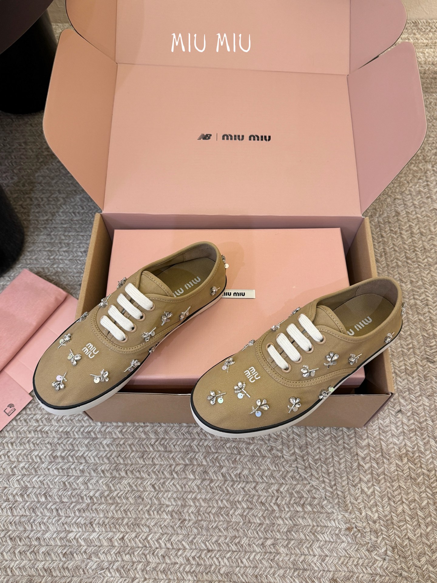 Miu Mi* 26ss 早春新款水钻刺绣帆布鞋把春日碎花踩在脚下，这双水钻刺绣帆布鞋太懂少女心了！细腻