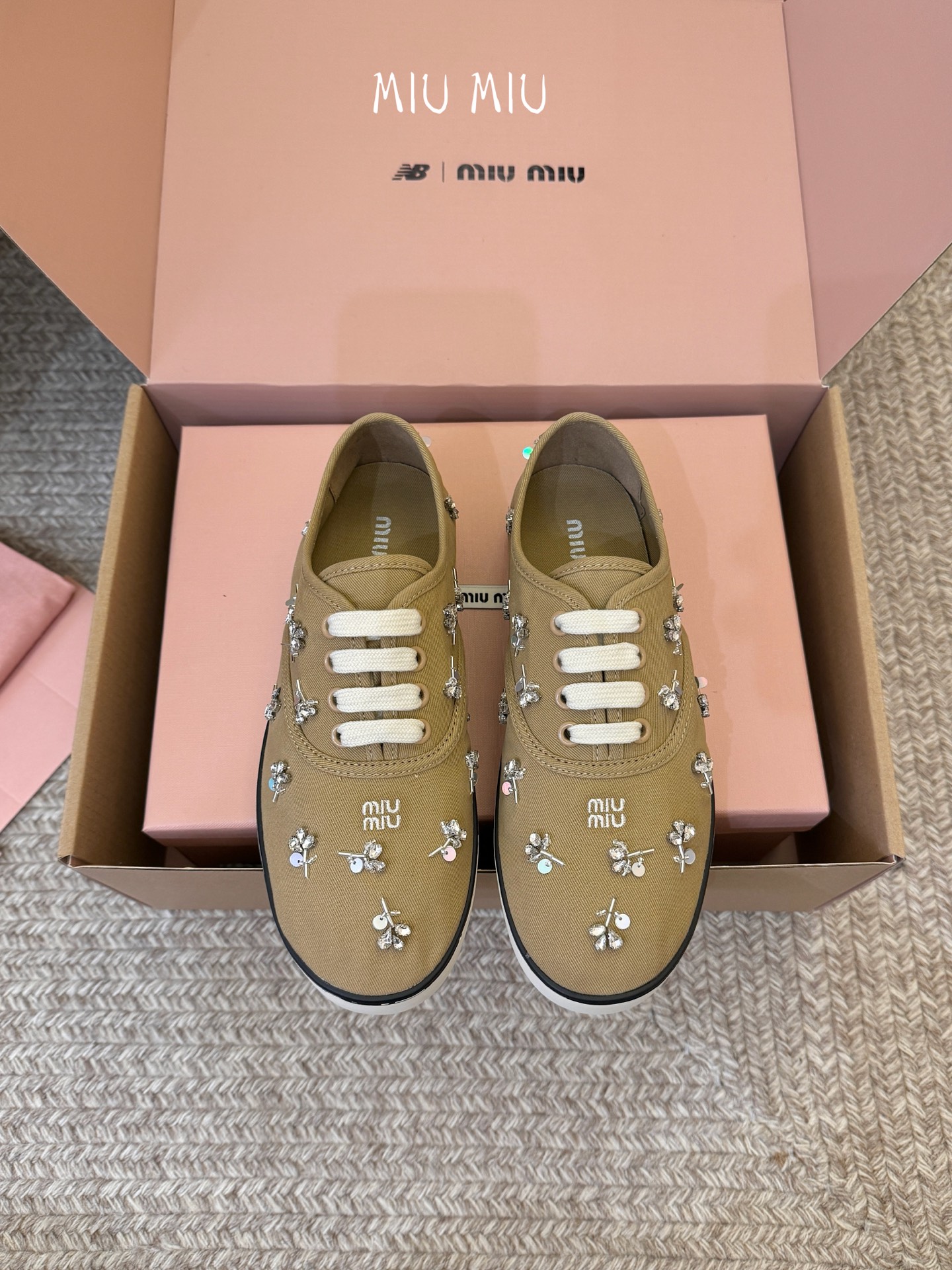 Miu Mi* 26ss 早春新款水钻刺绣帆布鞋把春日碎花踩在脚下，这双水钻刺绣帆布鞋太懂少女心了！细腻