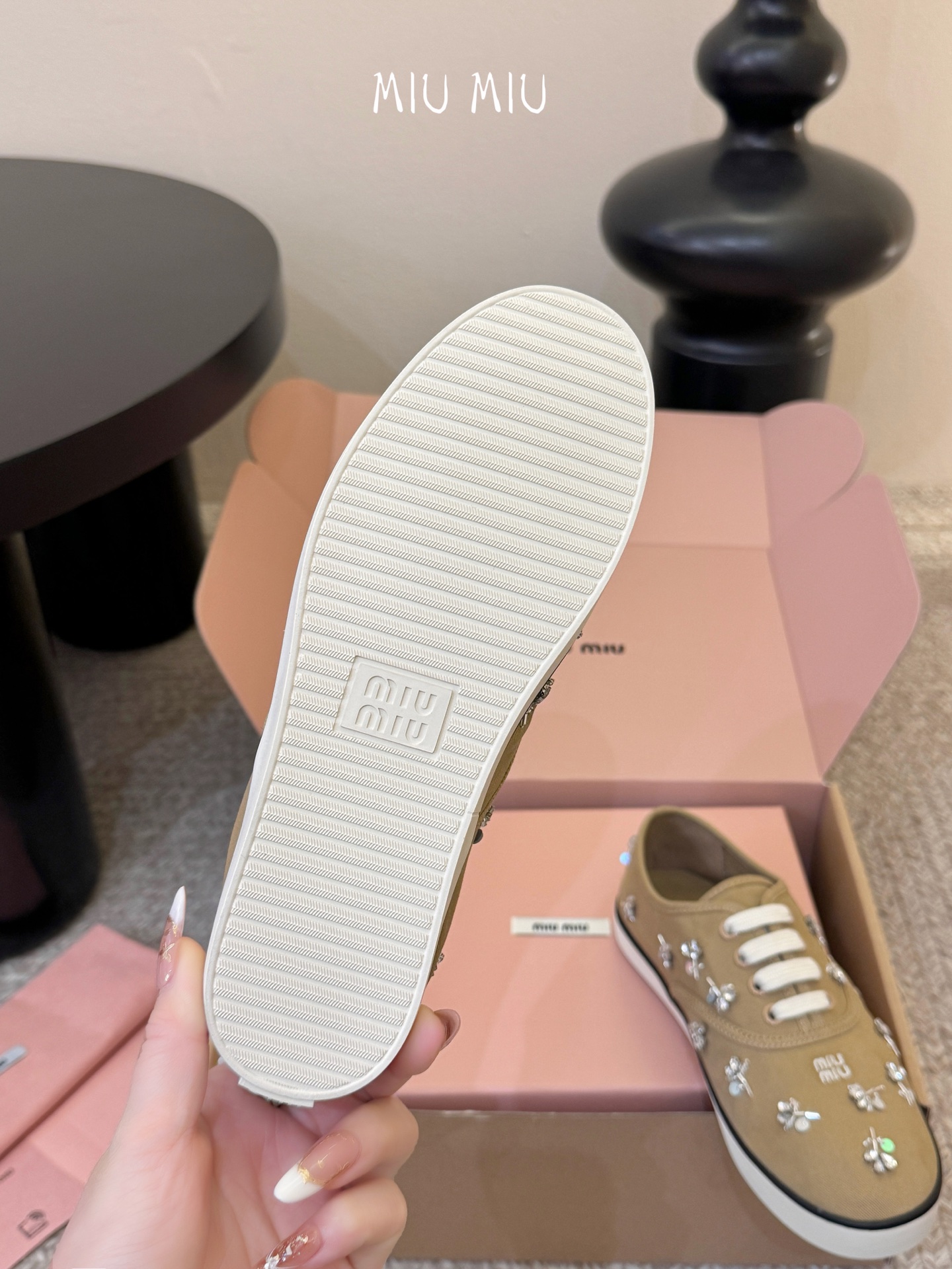 Miu Mi* 26ss 早春新款水钻刺绣帆布鞋把春日碎花踩在脚下，这双水钻刺绣帆布鞋太懂少女心了！细腻