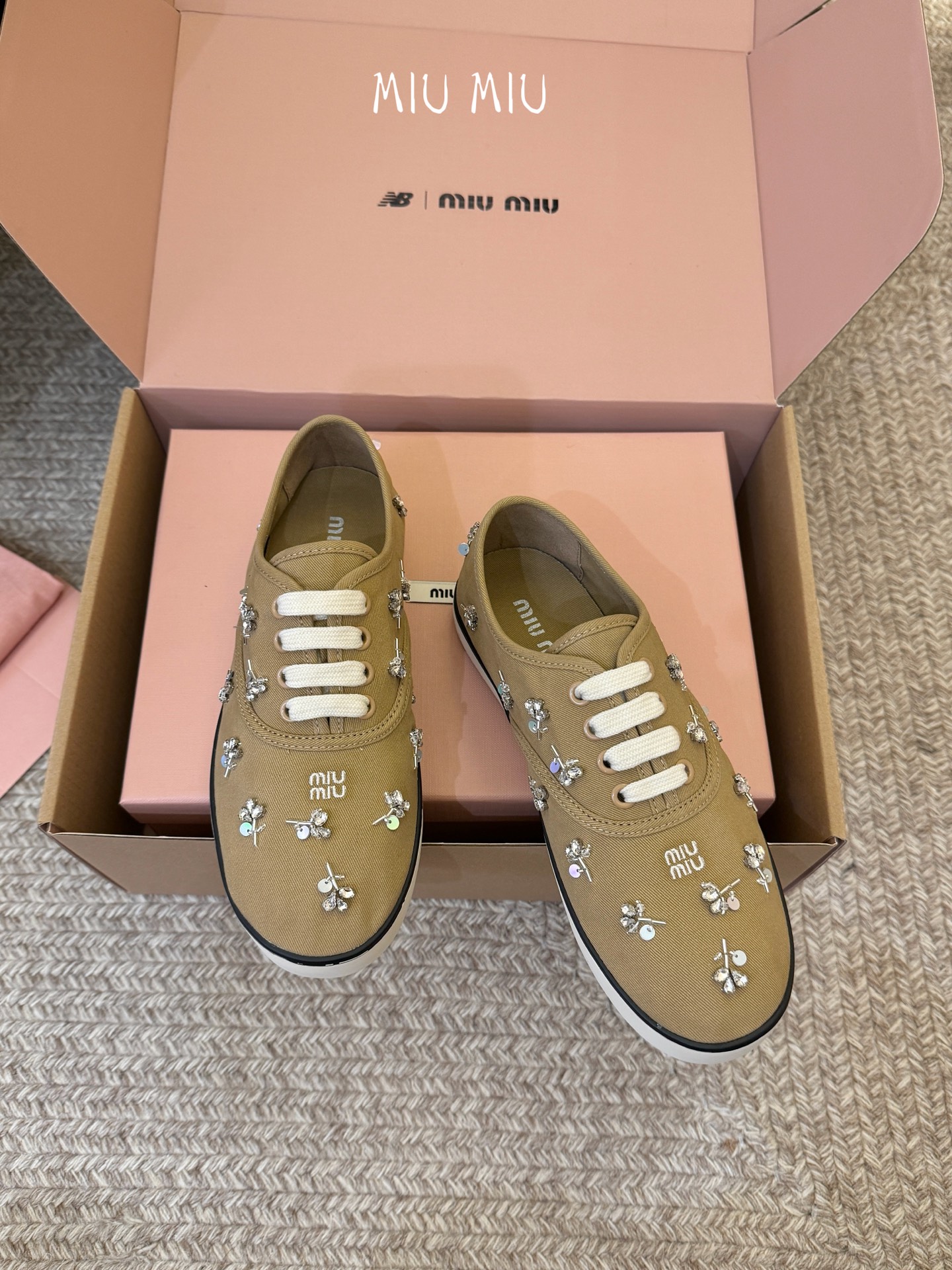Miu Mi* 26ss 早春新款水钻刺绣帆布鞋把春日碎花踩在脚下，这双水钻刺绣帆布鞋太懂少女心了！细腻