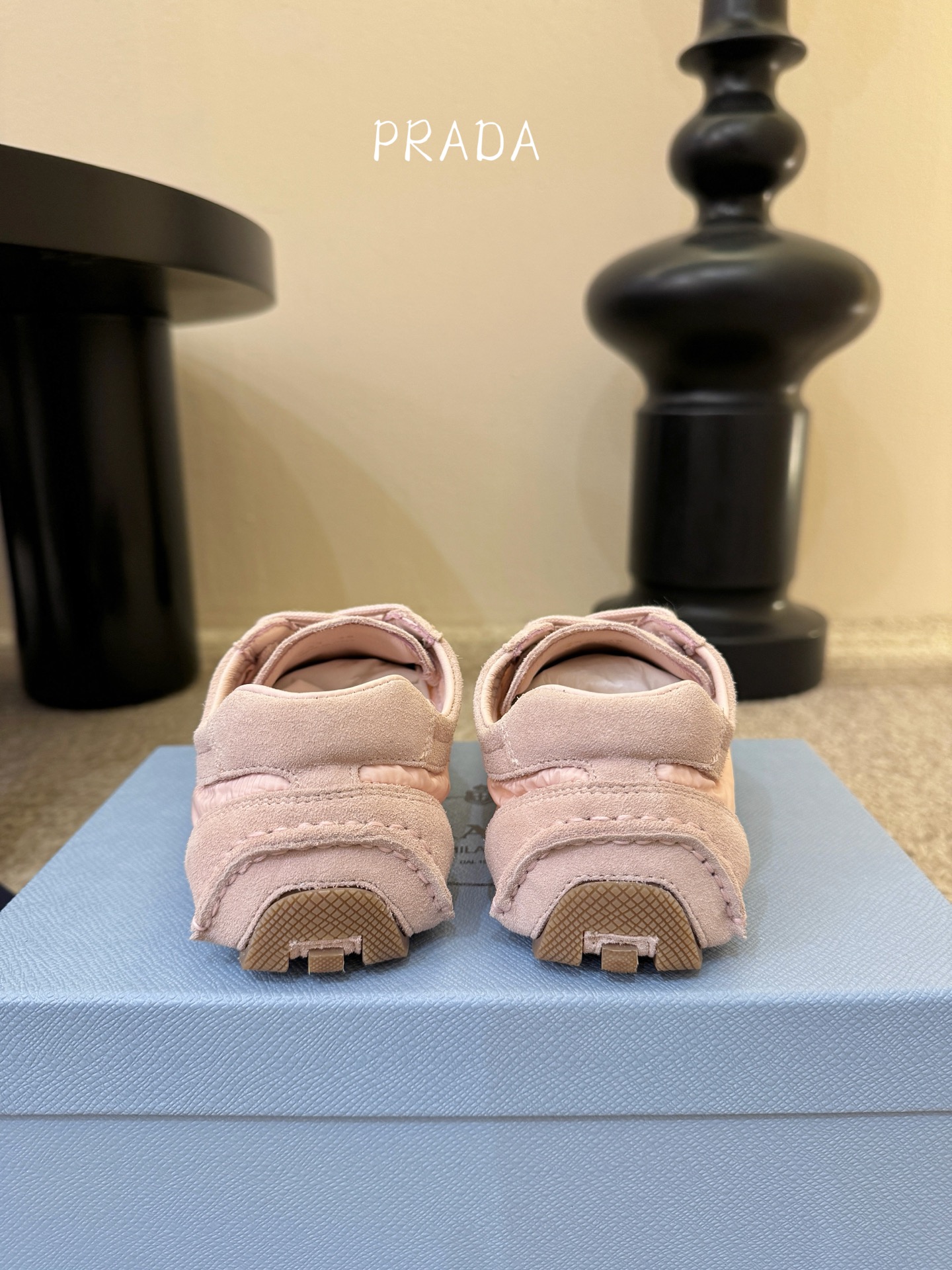 Prada 普拉达 春夏新款 德训鞋 休闲鞋 精工制造，缝线均匀，皮质质感一览无余，多色拼接，时尚大方，