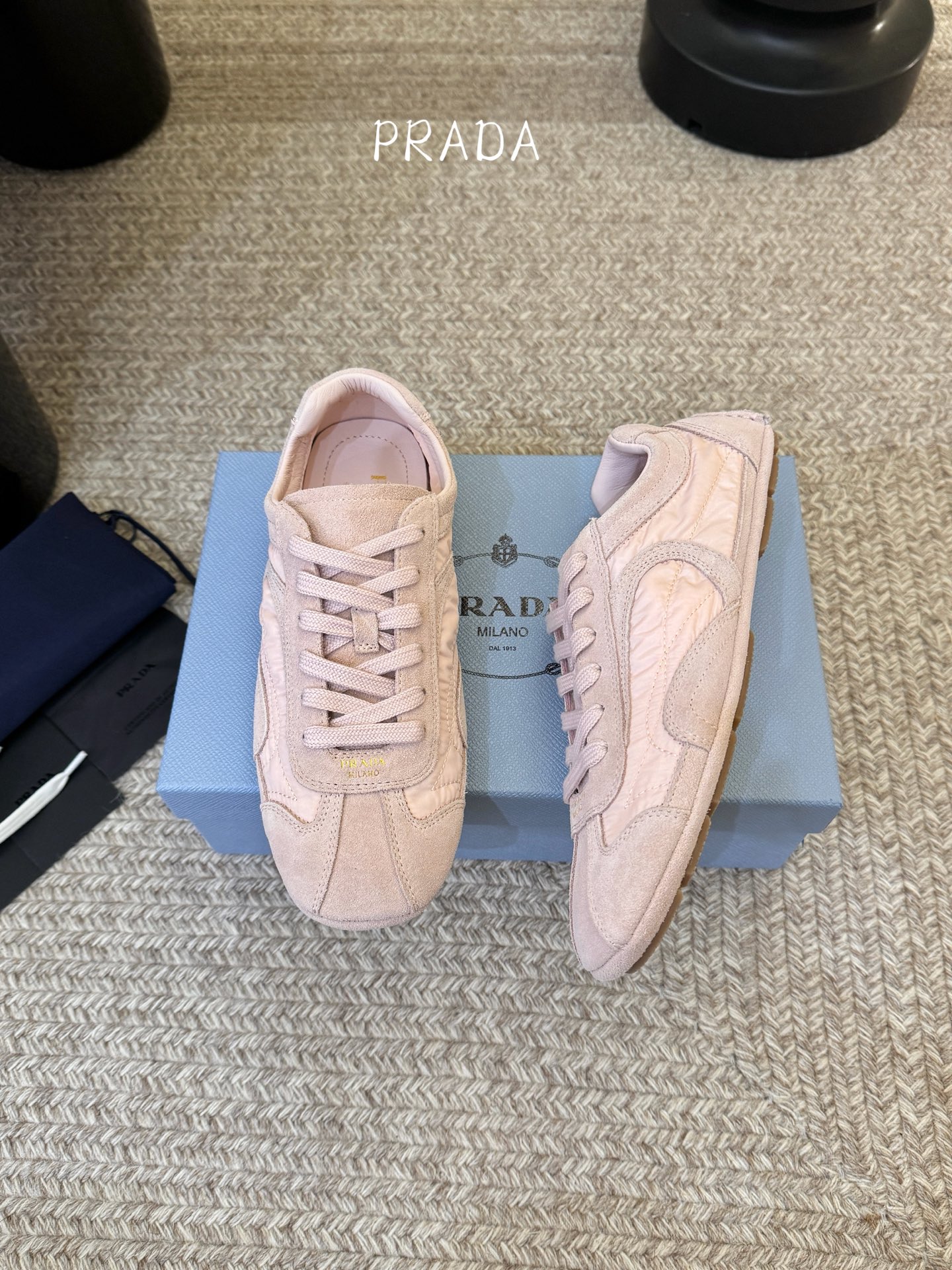 Prada 普拉达 春夏新款 德训鞋 休闲鞋 精工制造，缝线均匀，皮质质感一览无余，多色拼接，时尚大方，