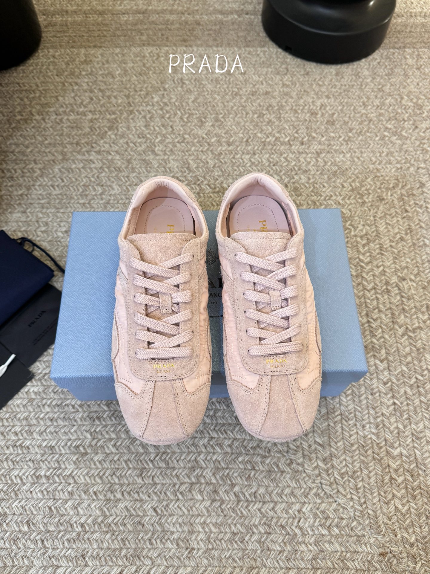 Prada 普拉达 春夏新款 德训鞋 休闲鞋 精工制造，缝线均匀，皮质质感一览无余，多色拼接，时尚大方，