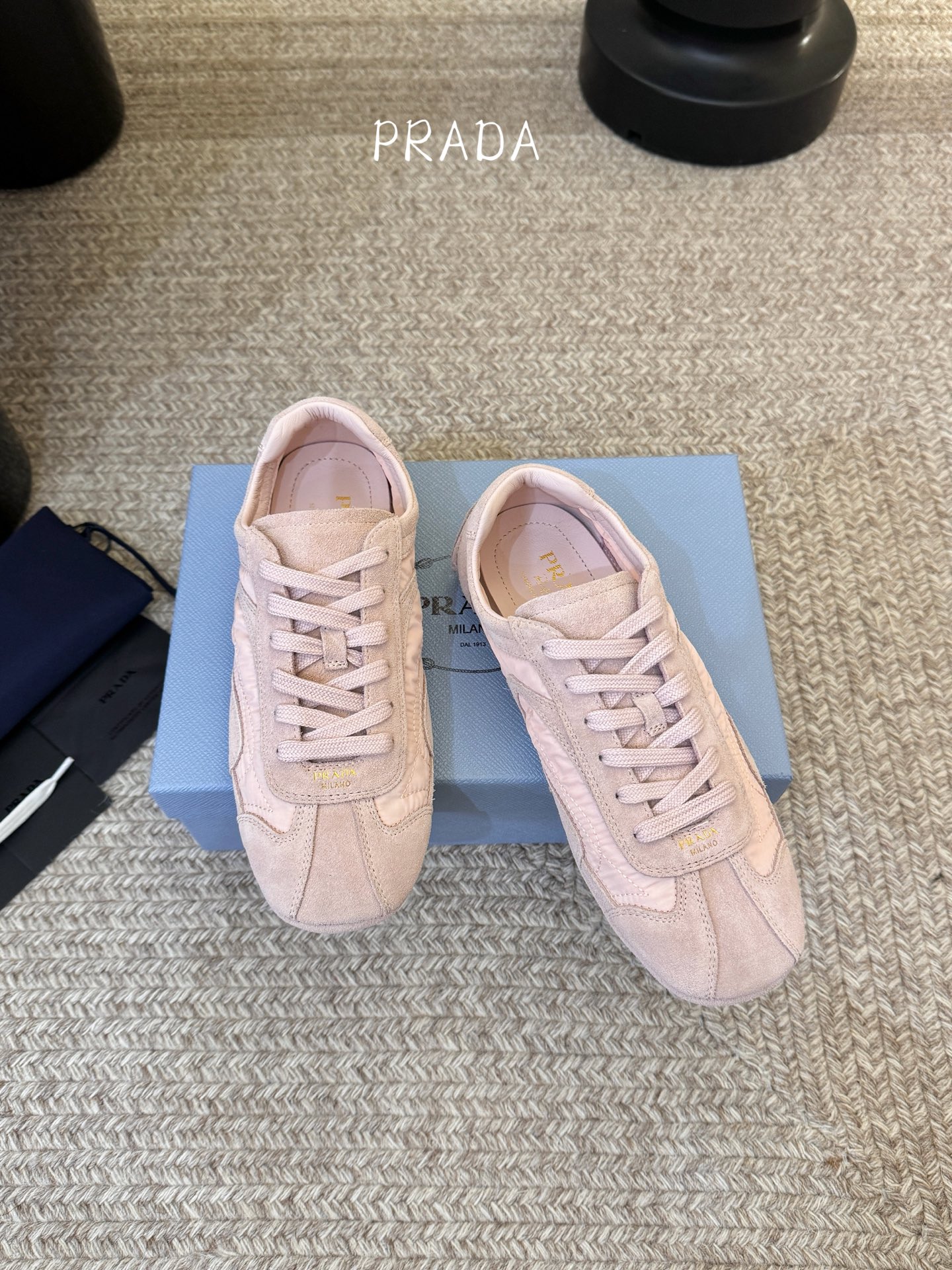 Prada 普拉达 春夏新款 德训鞋 休闲鞋 精工制造，缝线均匀，皮质质感一览无余，多色拼接，时尚大方，