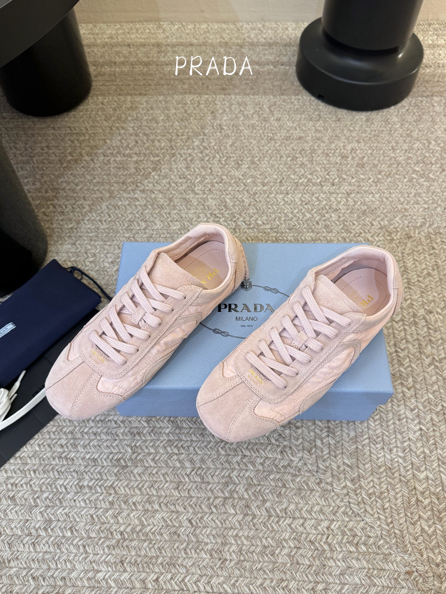 Prada 普拉达 春夏新款 德训鞋 休闲鞋 精工制造，缝线均匀，皮质质感一览无余，多色拼接，时尚大方，