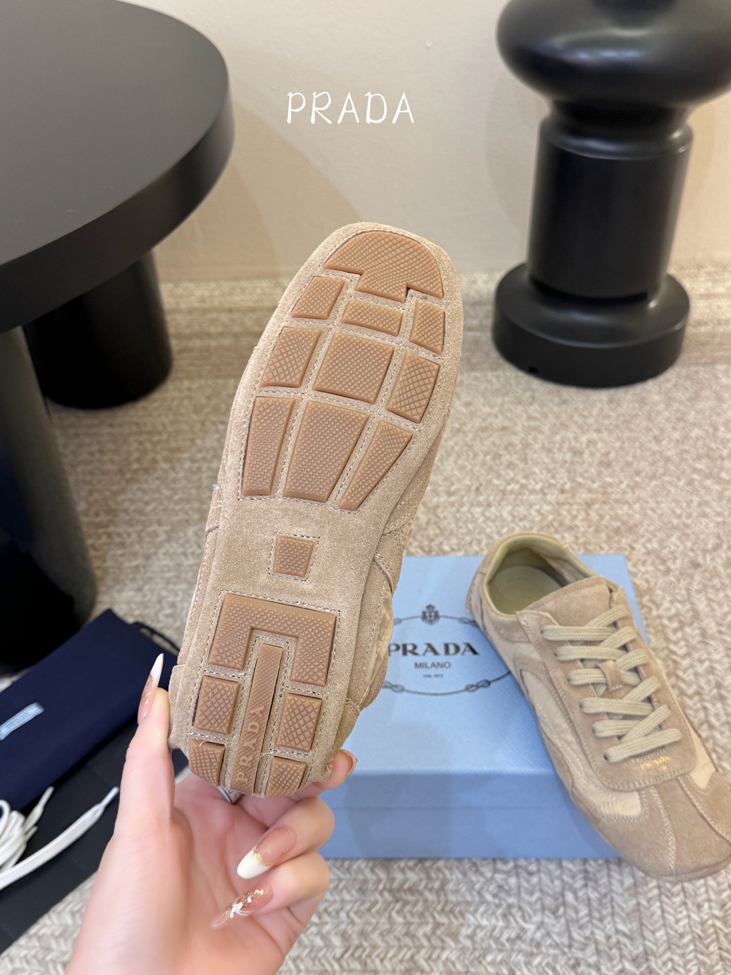 Prada 普拉达 春夏新款 德训鞋 休闲鞋 精工制造，缝线均匀，皮质质感一览无余，多色拼接，时尚大方，