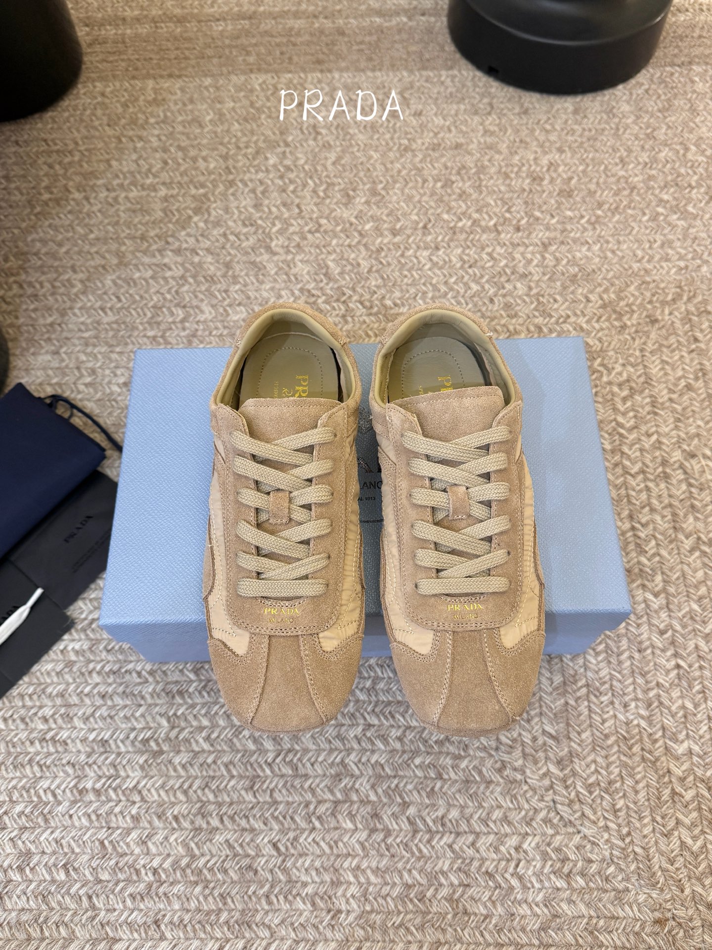 Prada 普拉达 春夏新款 德训鞋 休闲鞋 精工制造，缝线均匀，皮质质感一览无余，多色拼接，时尚大方，