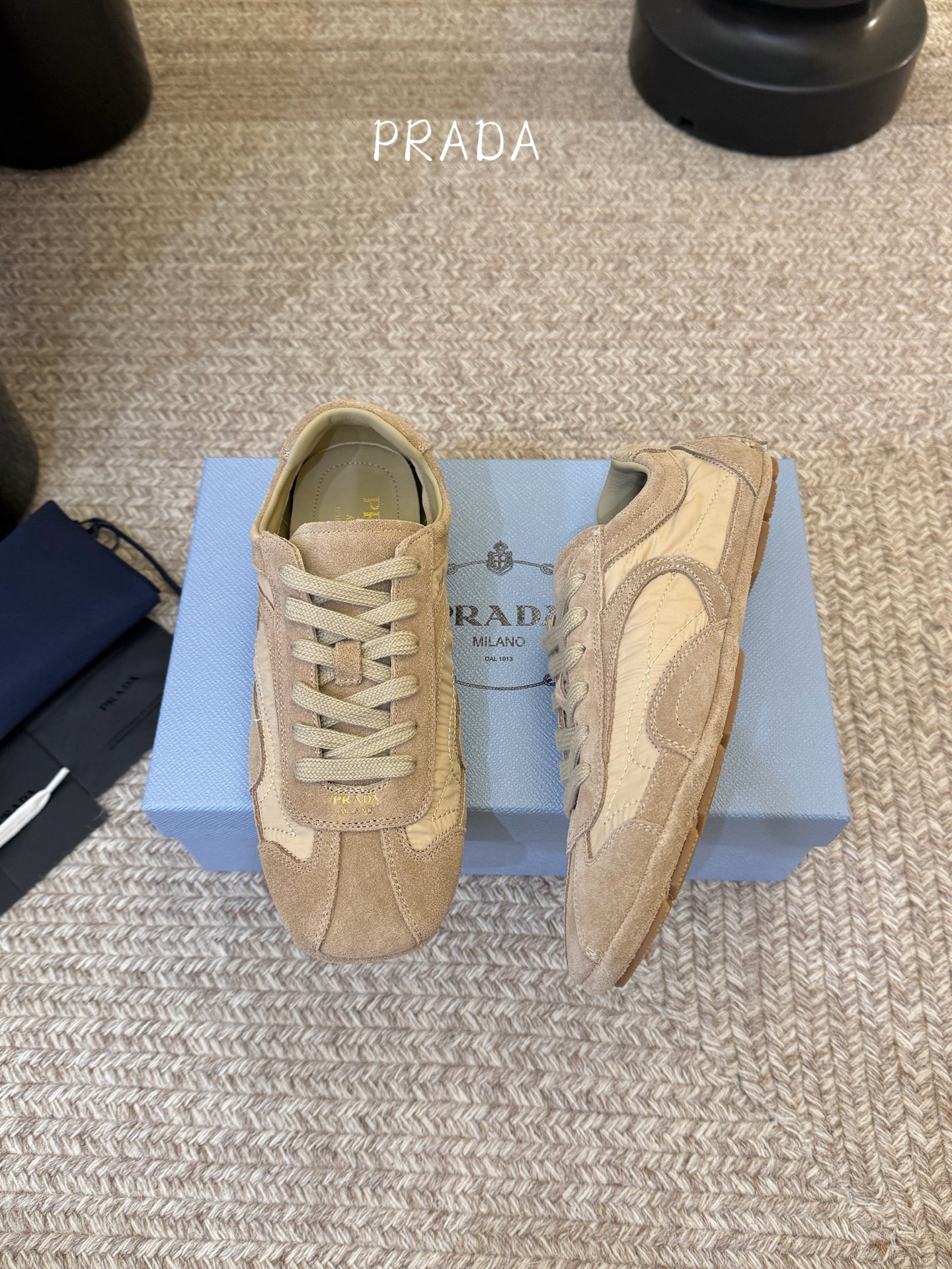 Prada 普拉达 春夏新款 德训鞋 休闲鞋 精工制造，缝线均匀，皮质质感一览无余，多色拼接，时尚大方，