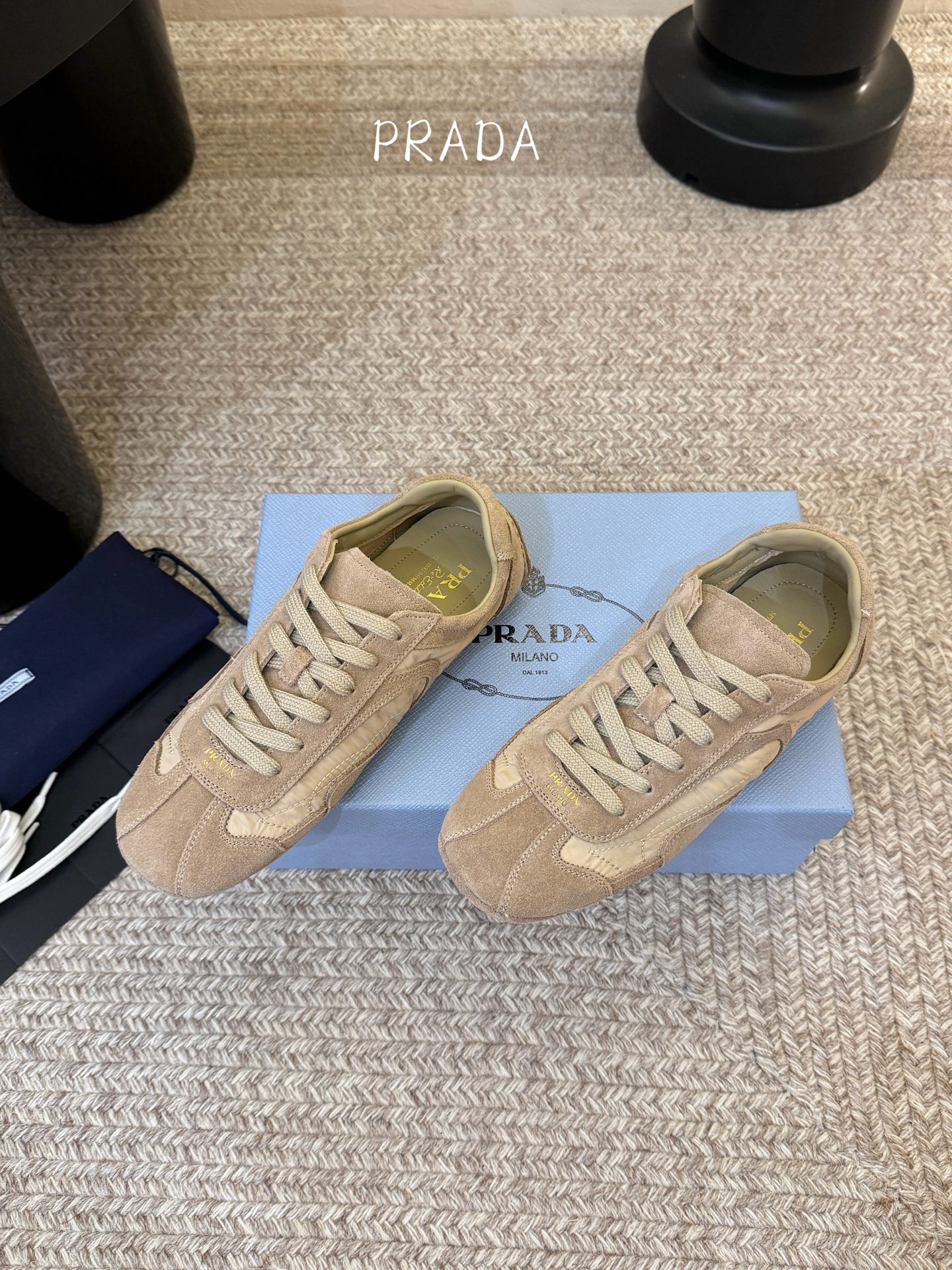 Prada 普拉达 春夏新款 德训鞋 休闲鞋 精工制造，缝线均匀，皮质质感一览无余，多色拼接，时尚大方，