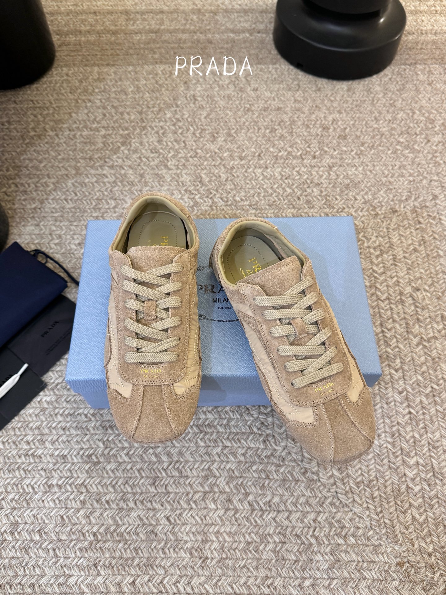 Prada 普拉达 春夏新款 德训鞋 休闲鞋 精工制造，缝线均匀，皮质质感一览无余，多色拼接，时尚大方，