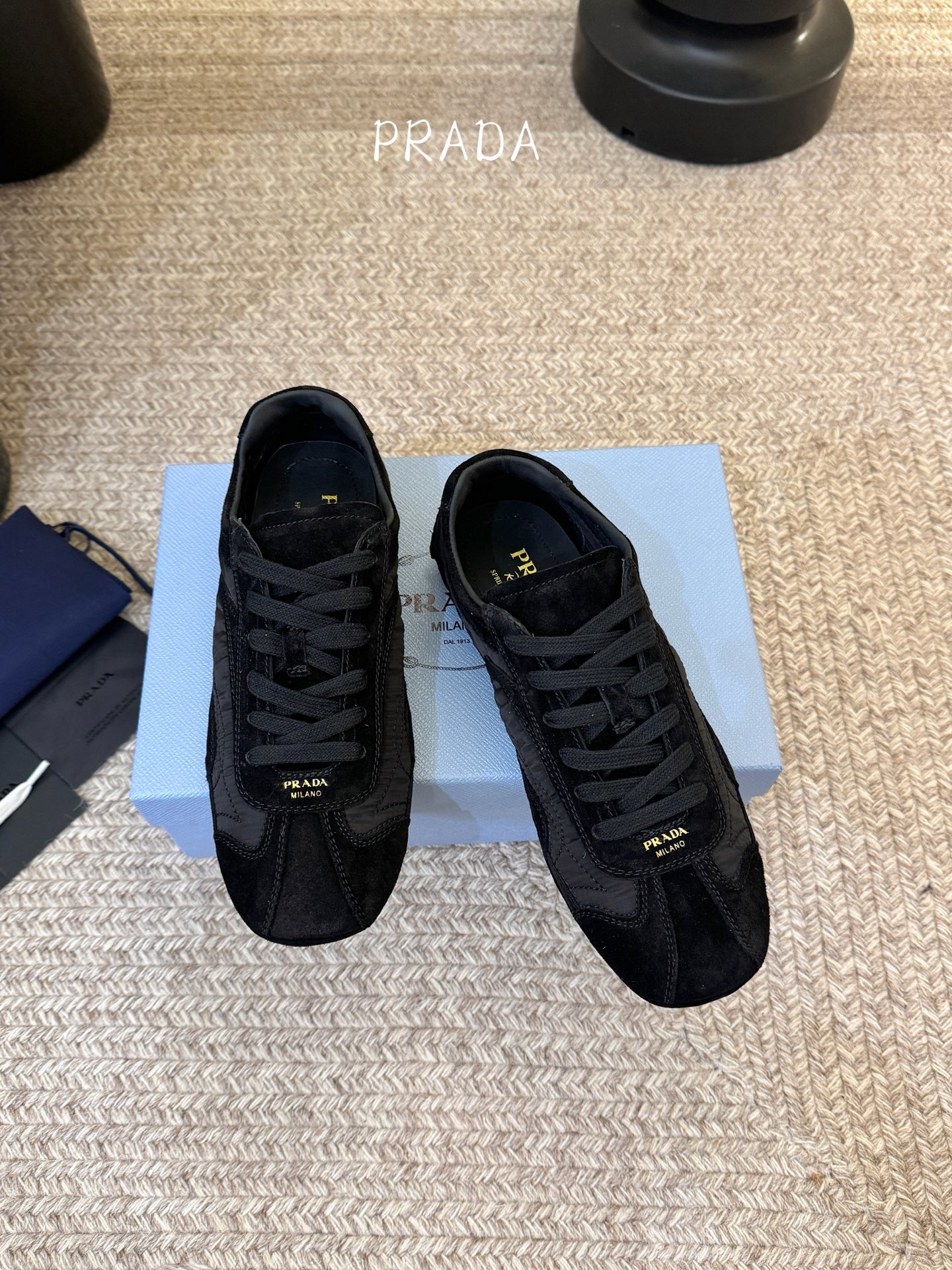 Prada 普拉达 春夏新款 德训鞋 休闲鞋 精工制造，缝线均匀，皮质质感一览无余，多色拼接，时尚大方，