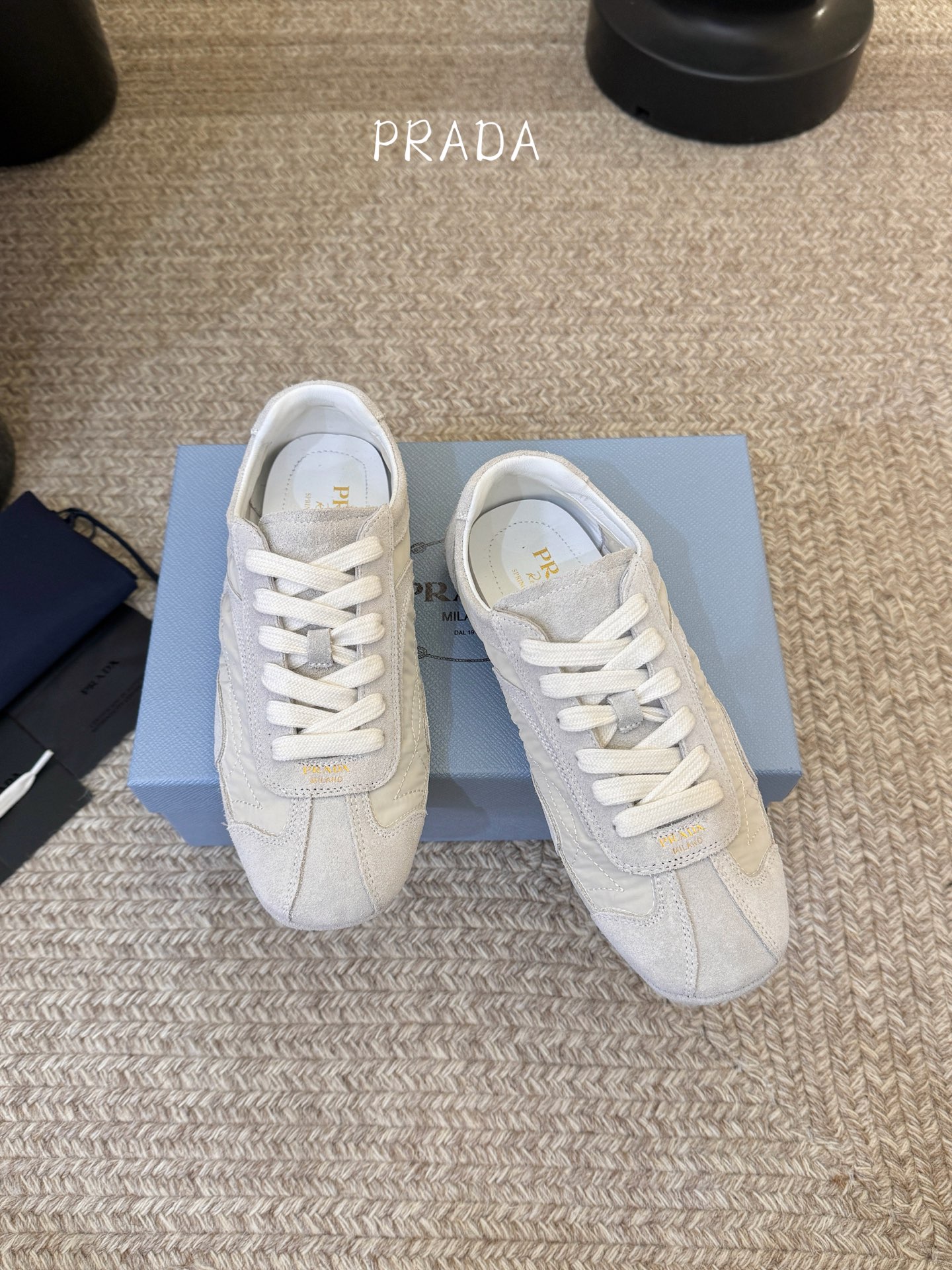 Prada 普拉达 春夏新款 德训鞋 休闲鞋 精工制造，缝线均匀，皮质质感一览无余，多色拼接，时尚大方，