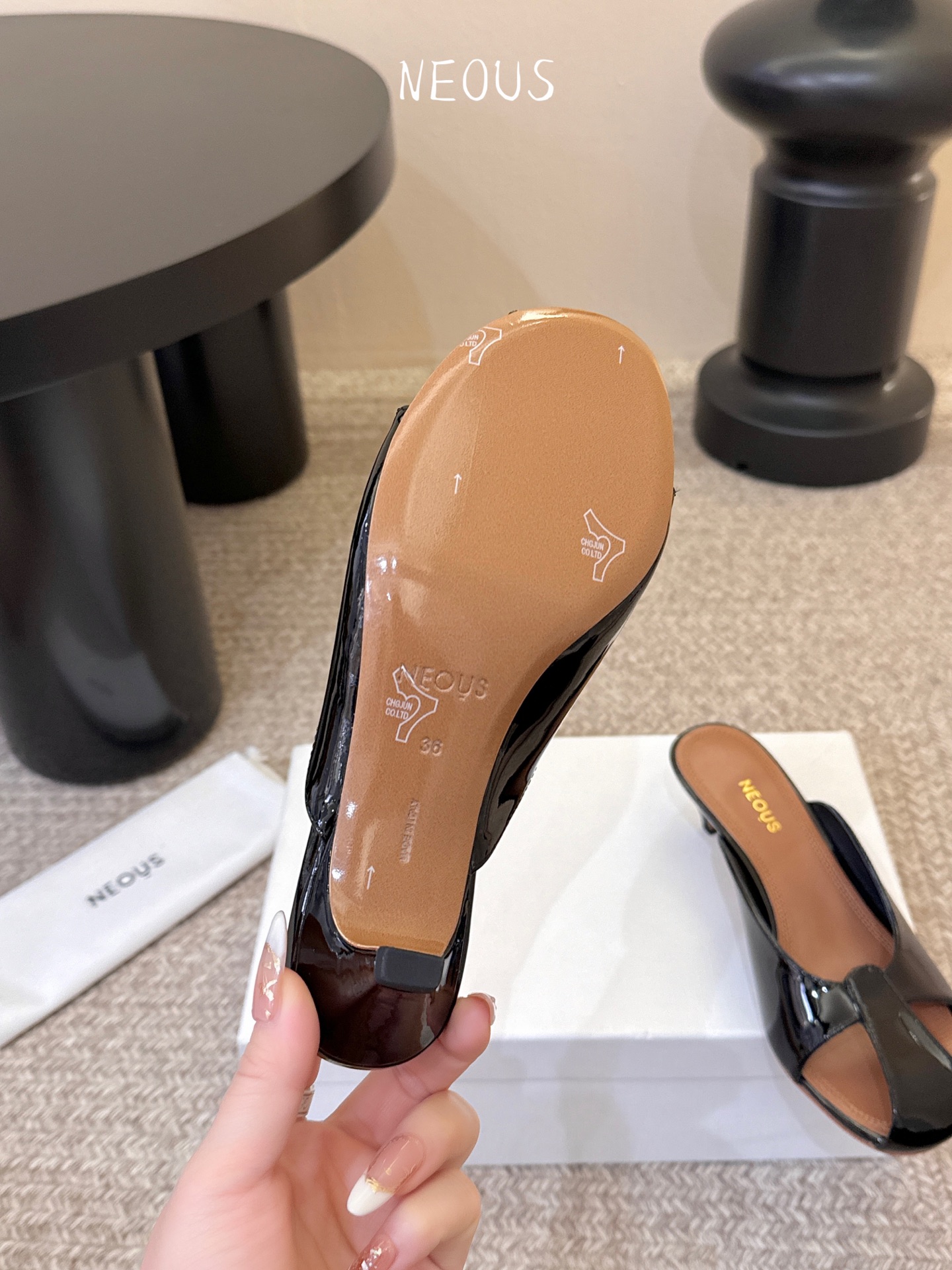 NEOUS 25ss 系带圆头小跟凉鞋小众伦敦鞋履品牌Neous虽然不及大众品牌知名度高但Neous的鞋