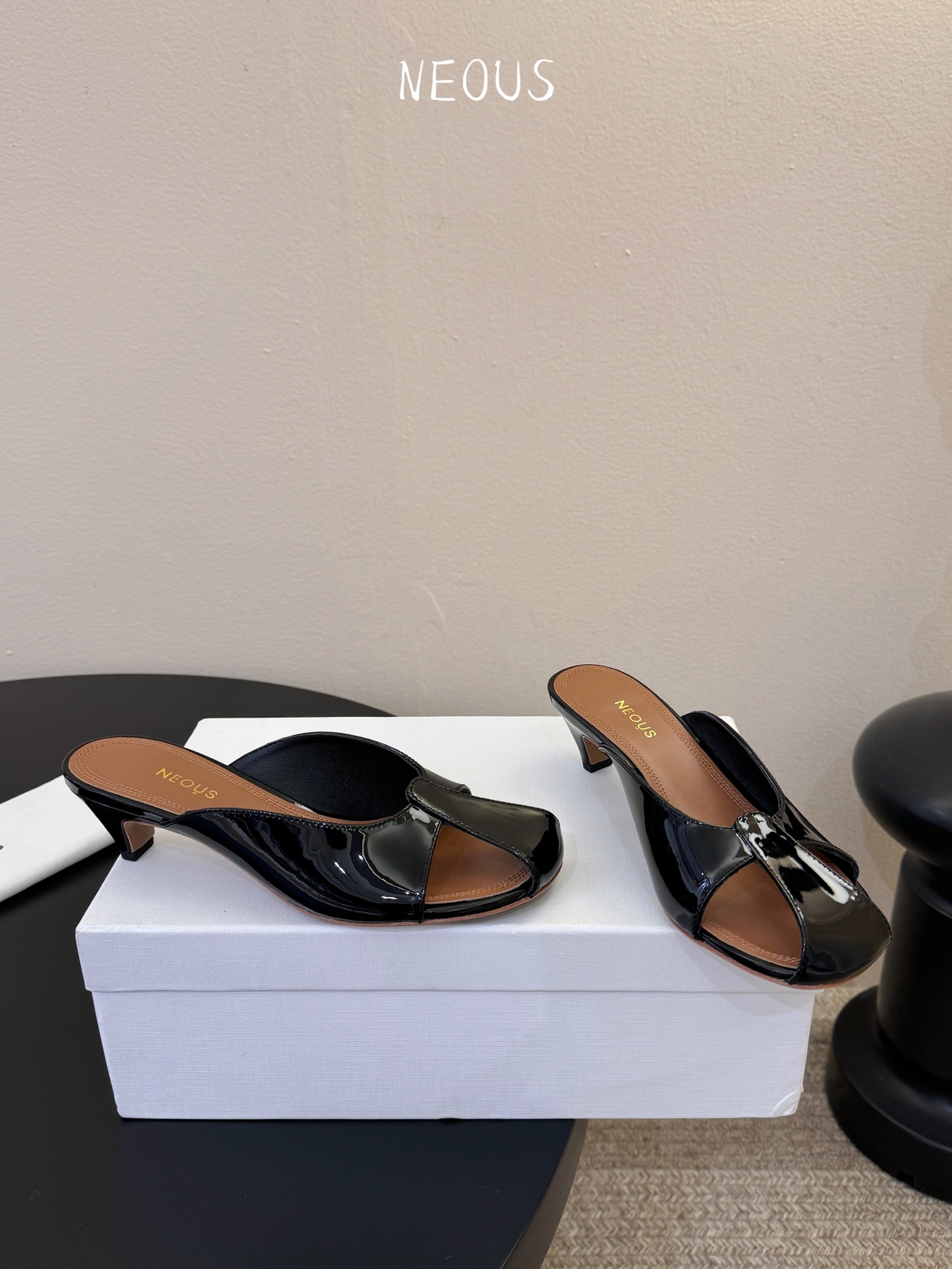 NEOUS 25ss 系带圆头小跟凉鞋小众伦敦鞋履品牌Neous虽然不及大众品牌知名度高但Neous的鞋