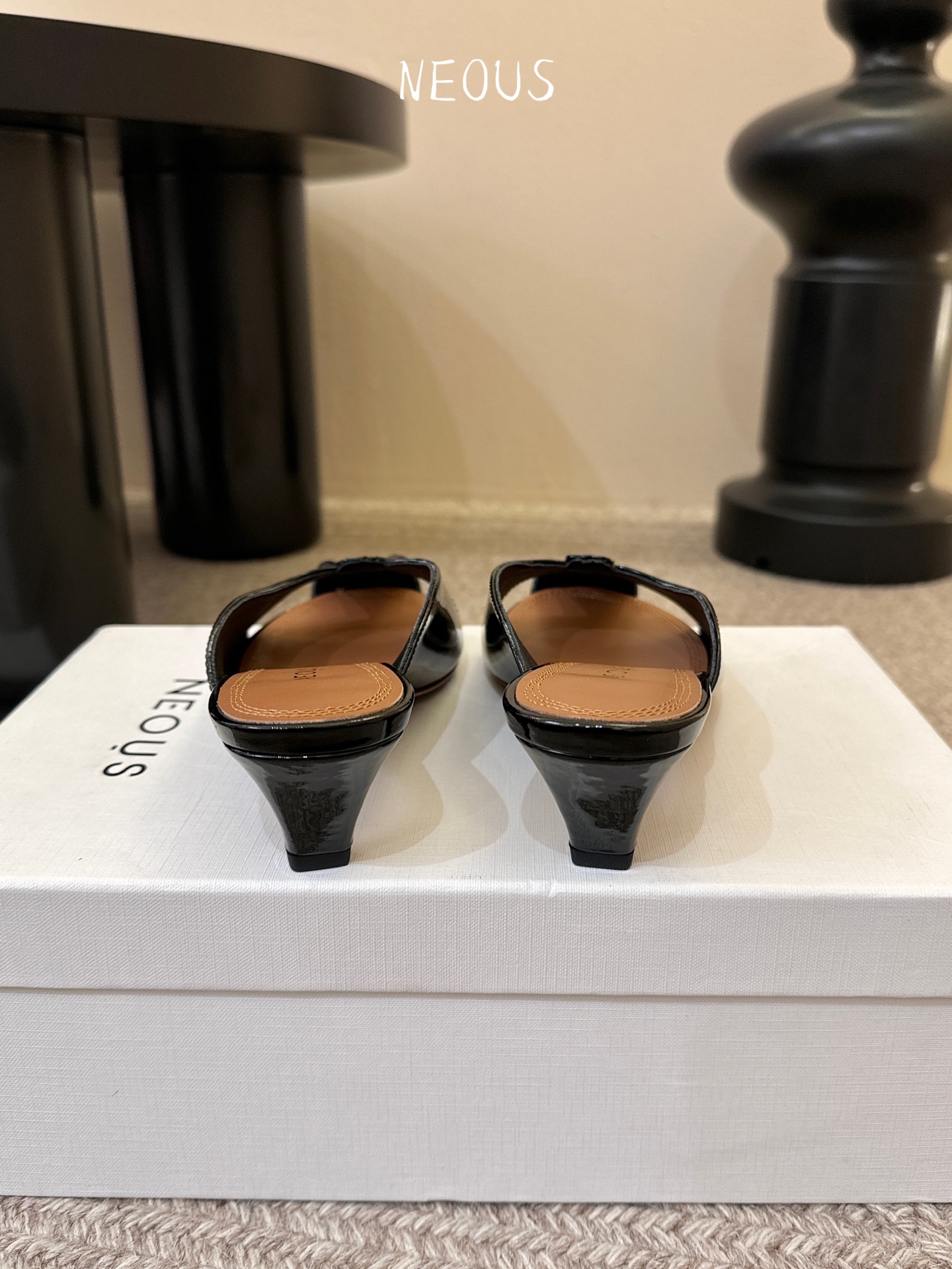 NEOUS 25ss 系带圆头小跟凉鞋小众伦敦鞋履品牌Neous虽然不及大众品牌知名度高但Neous的鞋