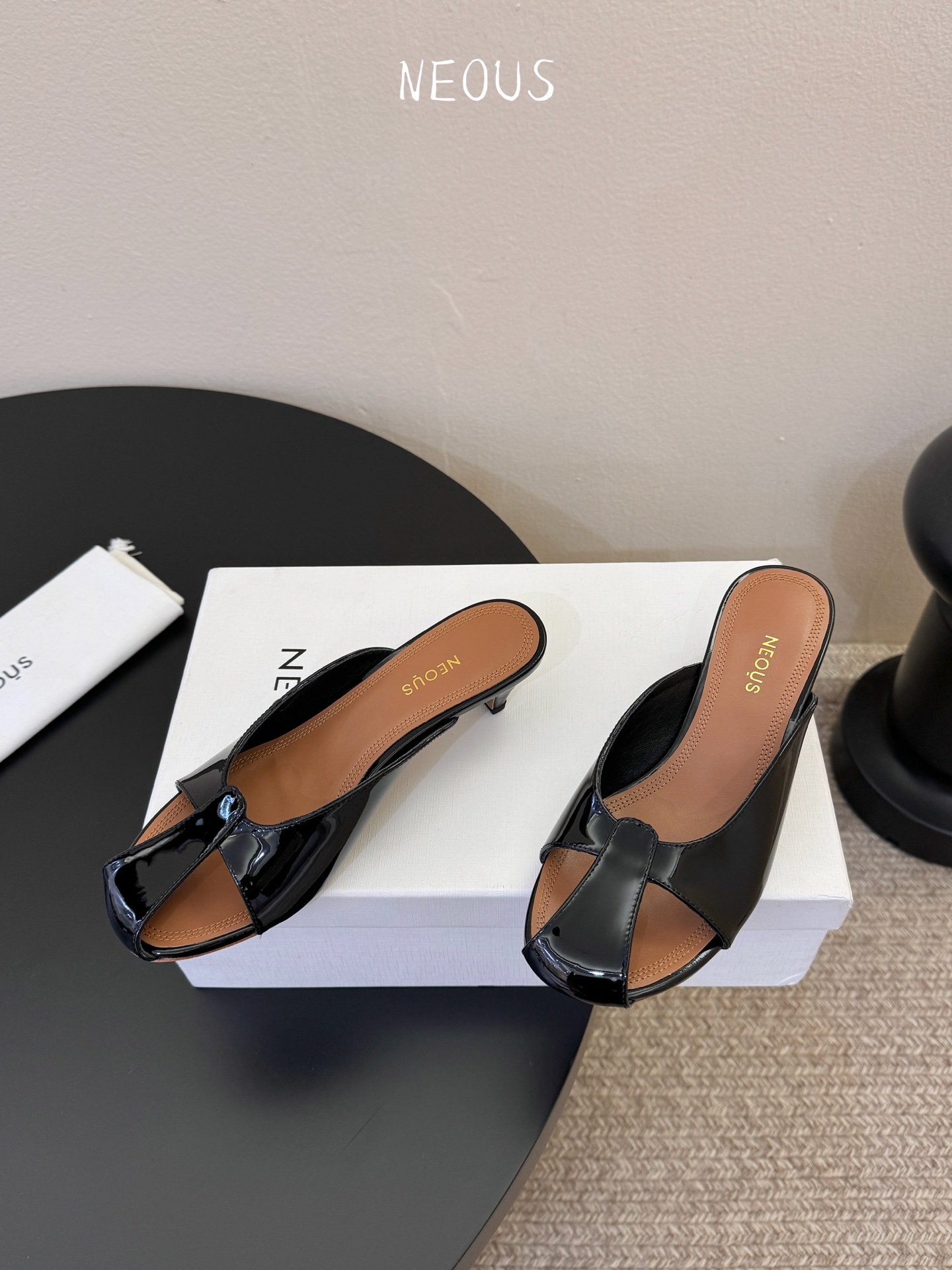 NEOUS 25ss 系带圆头小跟凉鞋小众伦敦鞋履品牌Neous虽然不及大众品牌知名度高但Neous的鞋