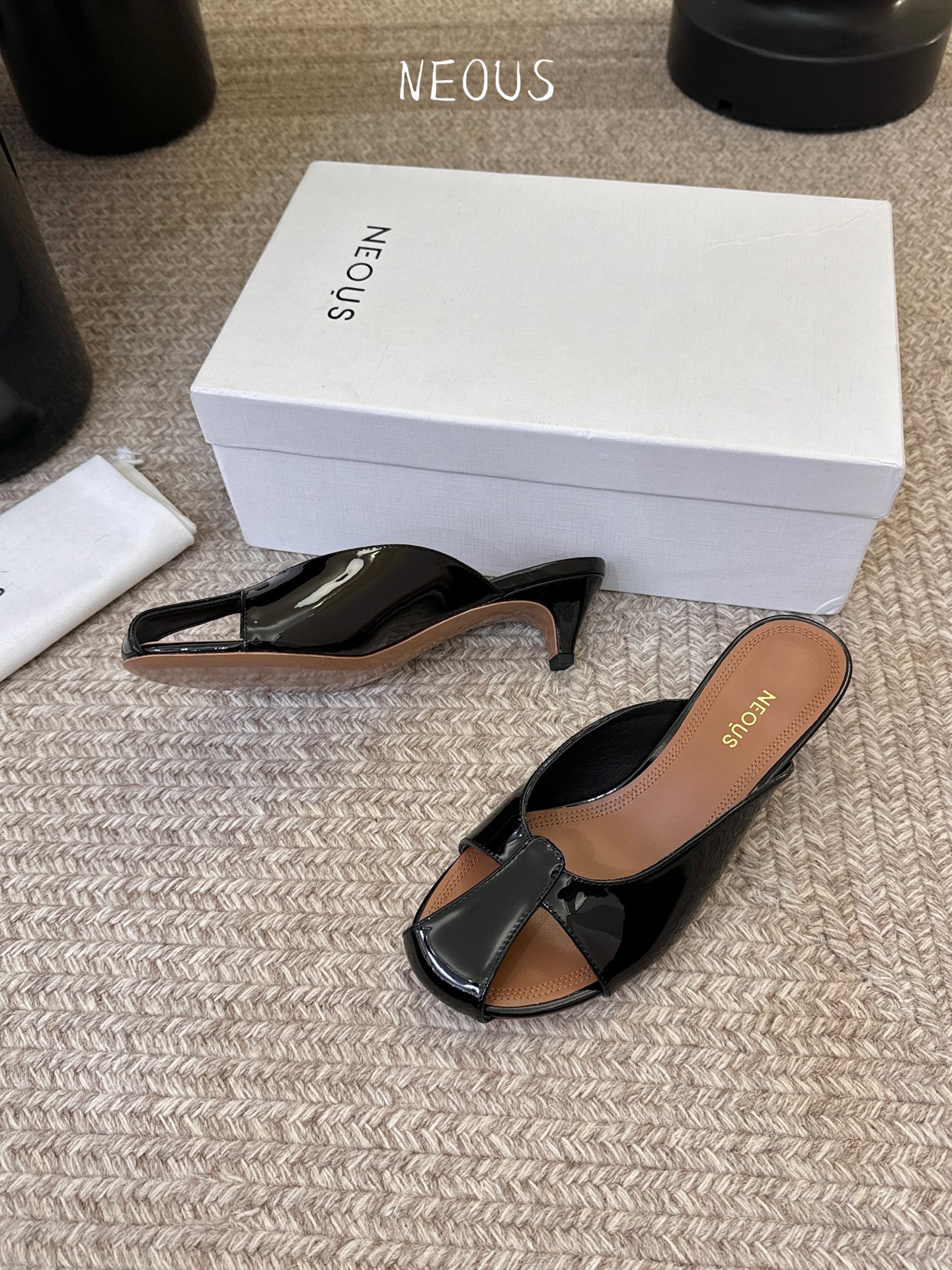 NEOUS 25ss 系带圆头小跟凉鞋小众伦敦鞋履品牌Neous虽然不及大众品牌知名度高但Neous的鞋