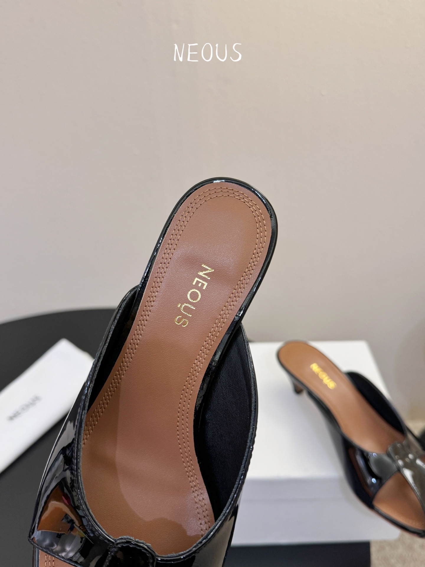 NEOUS 25ss 系带圆头小跟凉鞋小众伦敦鞋履品牌Neous虽然不及大众品牌知名度高但Neous的鞋