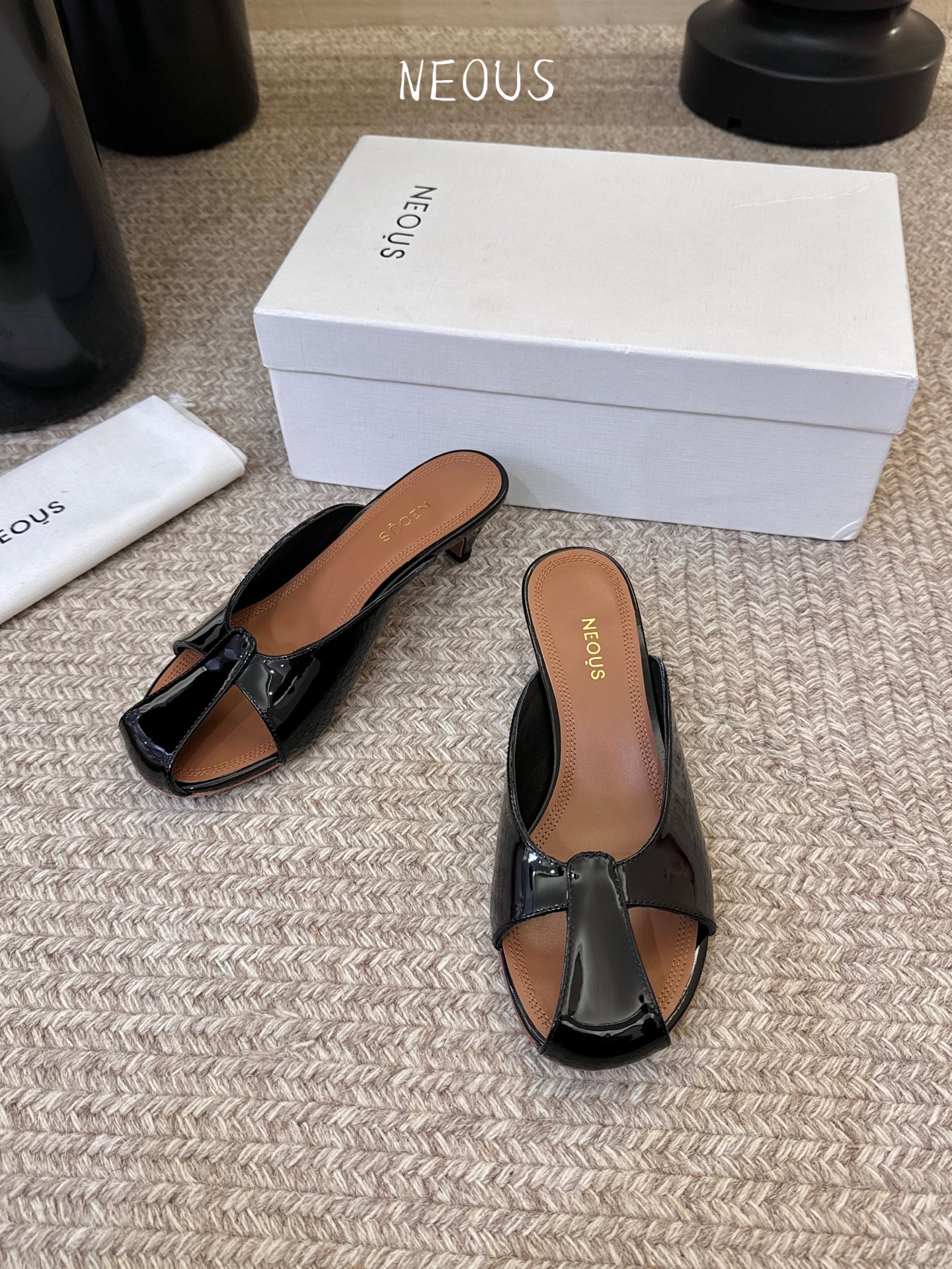 NEOUS 25ss 系带圆头小跟凉鞋小众伦敦鞋履品牌Neous虽然不及大众品牌知名度高但Neous的鞋