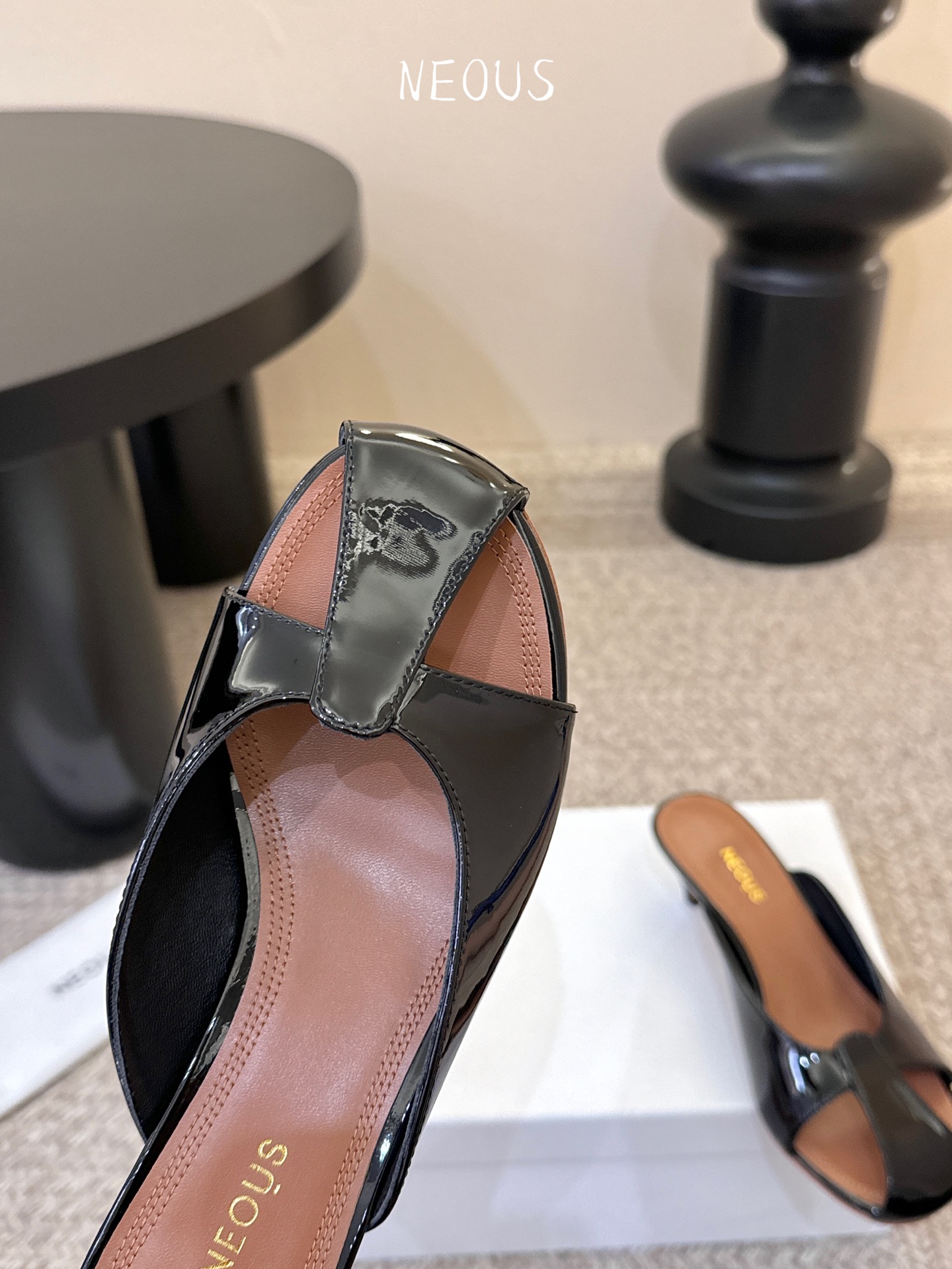 NEOUS 25ss 系带圆头小跟凉鞋小众伦敦鞋履品牌Neous虽然不及大众品牌知名度高但Neous的鞋