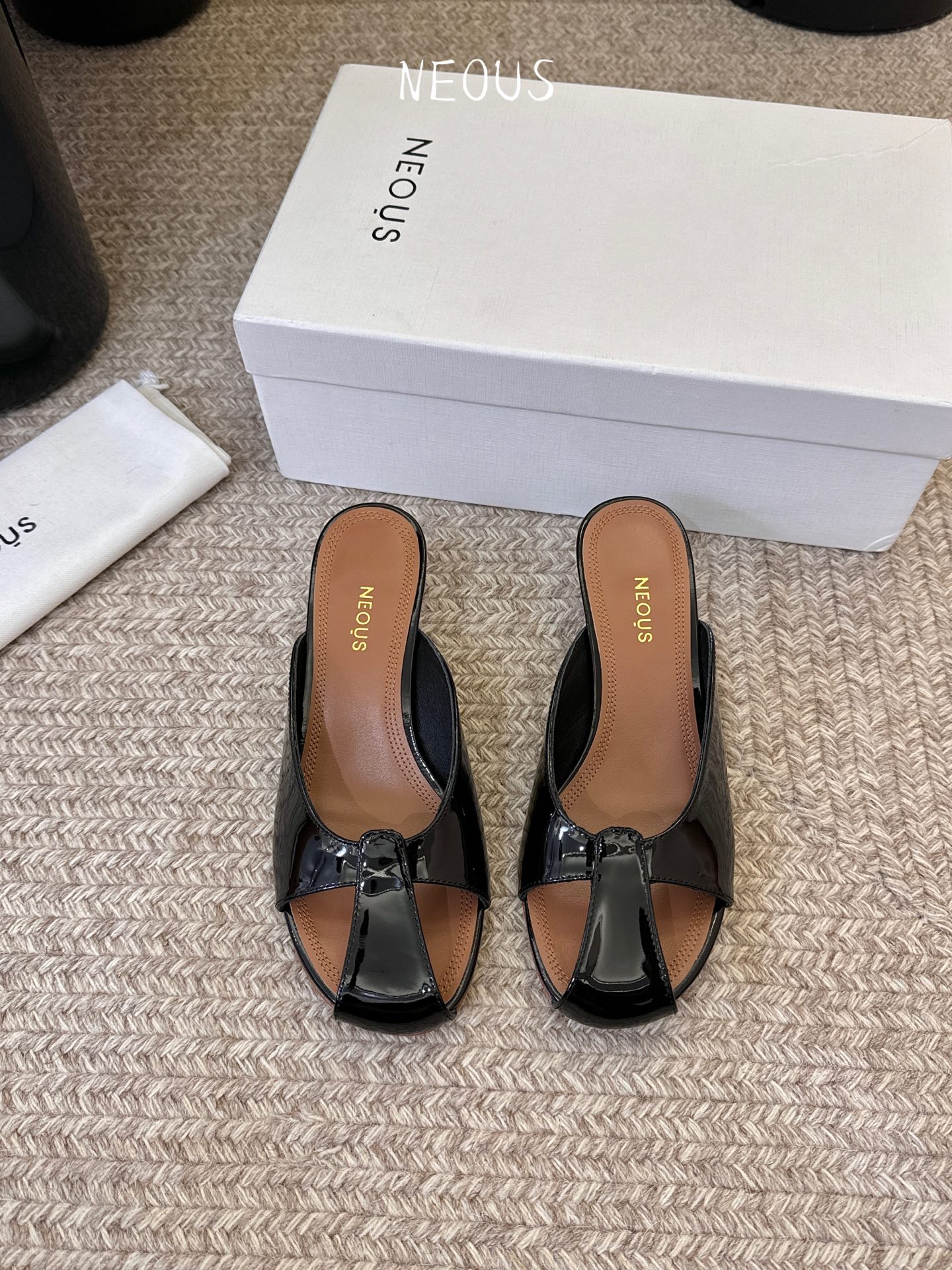 NEOUS 25ss 系带圆头小跟凉鞋小众伦敦鞋履品牌Neous虽然不及大众品牌知名度高但Neous的鞋