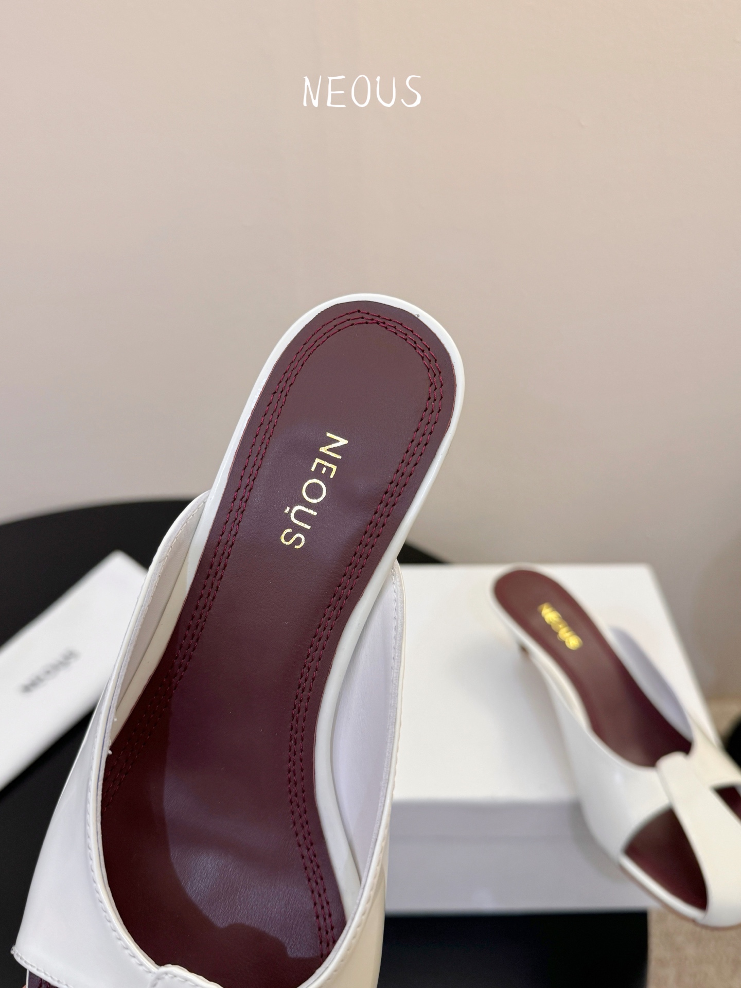 NEOUS 25ss 系带圆头小跟凉鞋小众伦敦鞋履品牌Neous虽然不及大众品牌知名度高但Neous的鞋