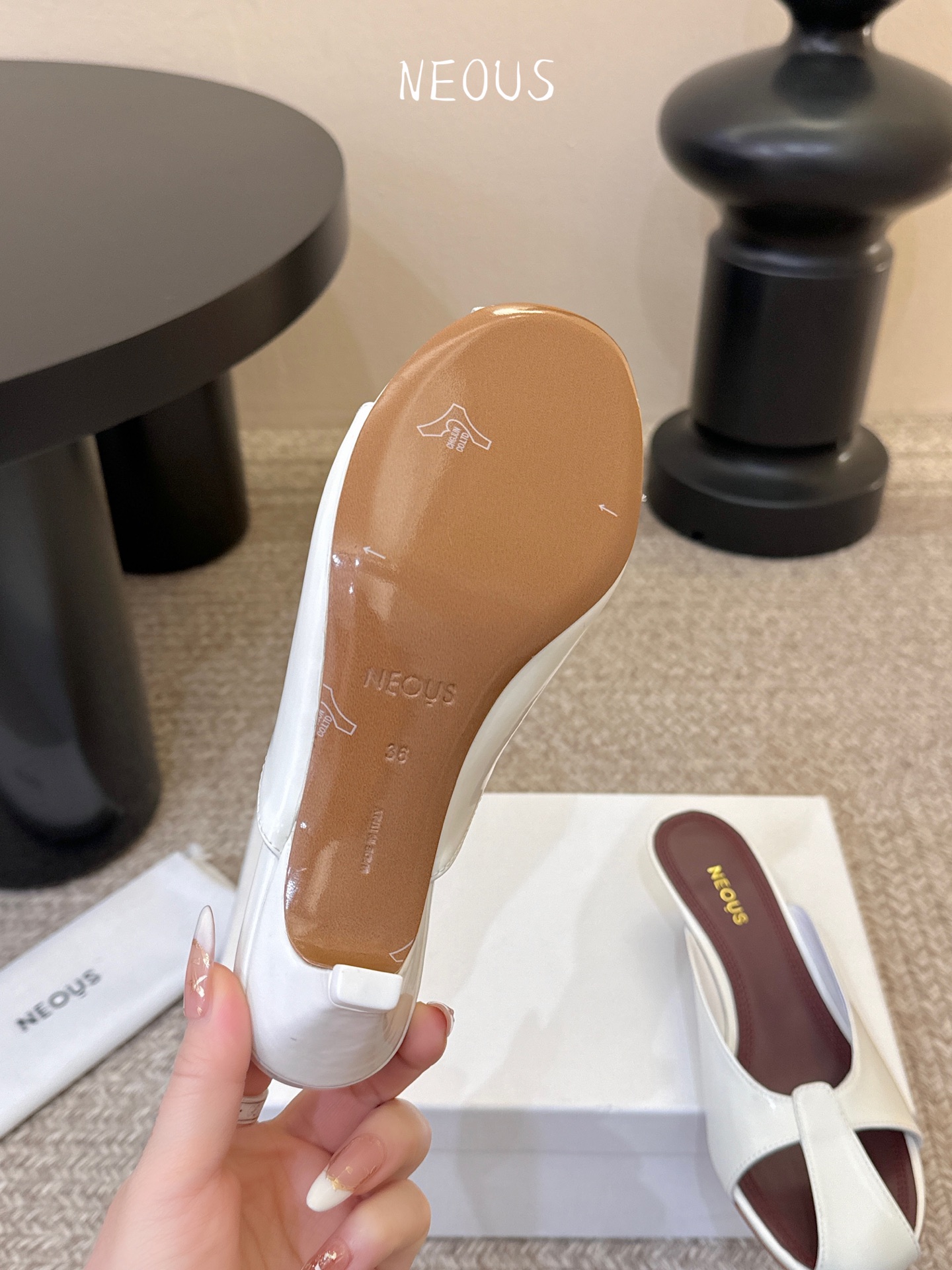 NEOUS 25ss 系带圆头小跟凉鞋小众伦敦鞋履品牌Neous虽然不及大众品牌知名度高但Neous的鞋