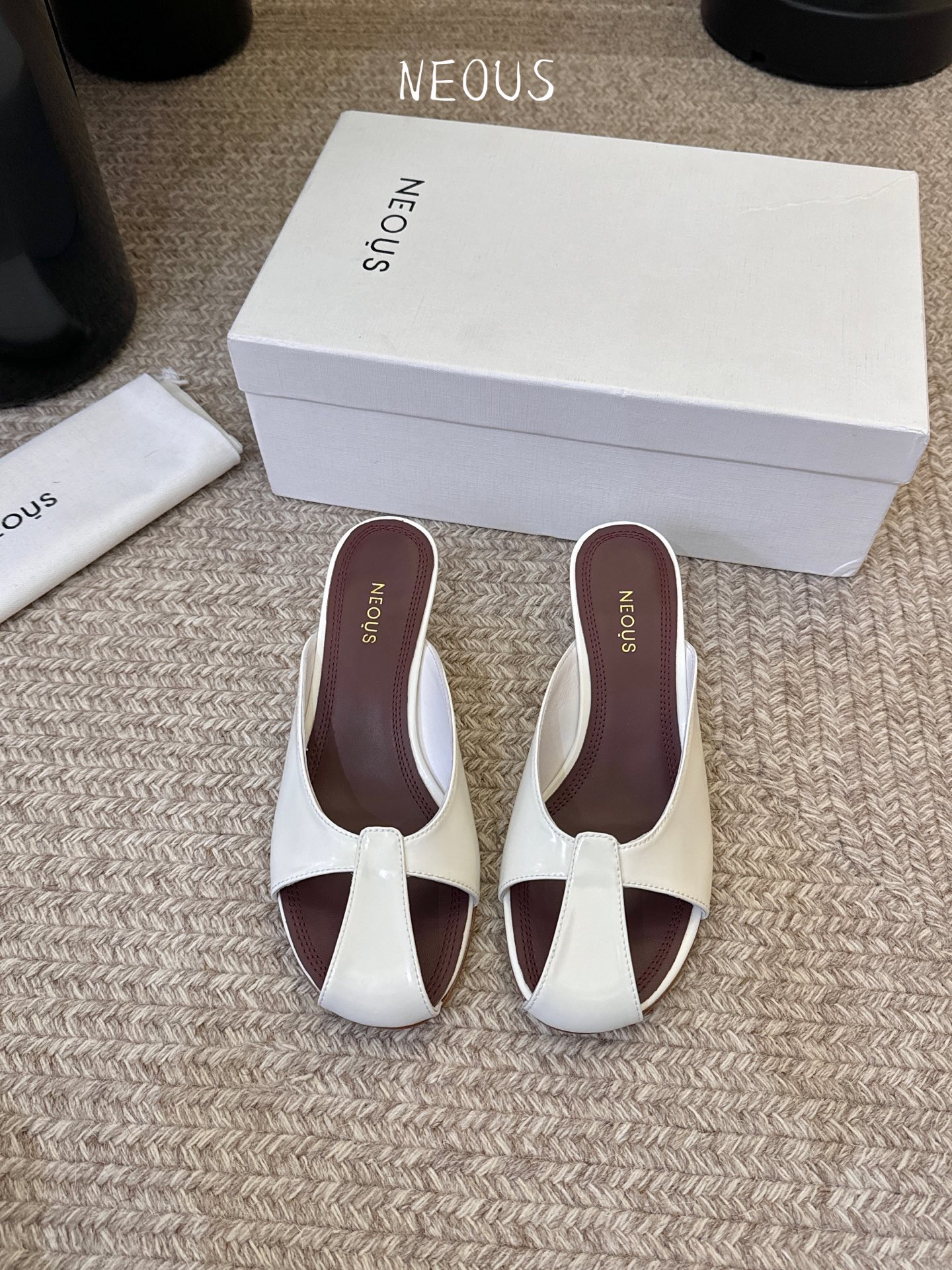 NEOUS 25ss 系带圆头小跟凉鞋小众伦敦鞋履品牌Neous虽然不及大众品牌知名度高但Neous的鞋