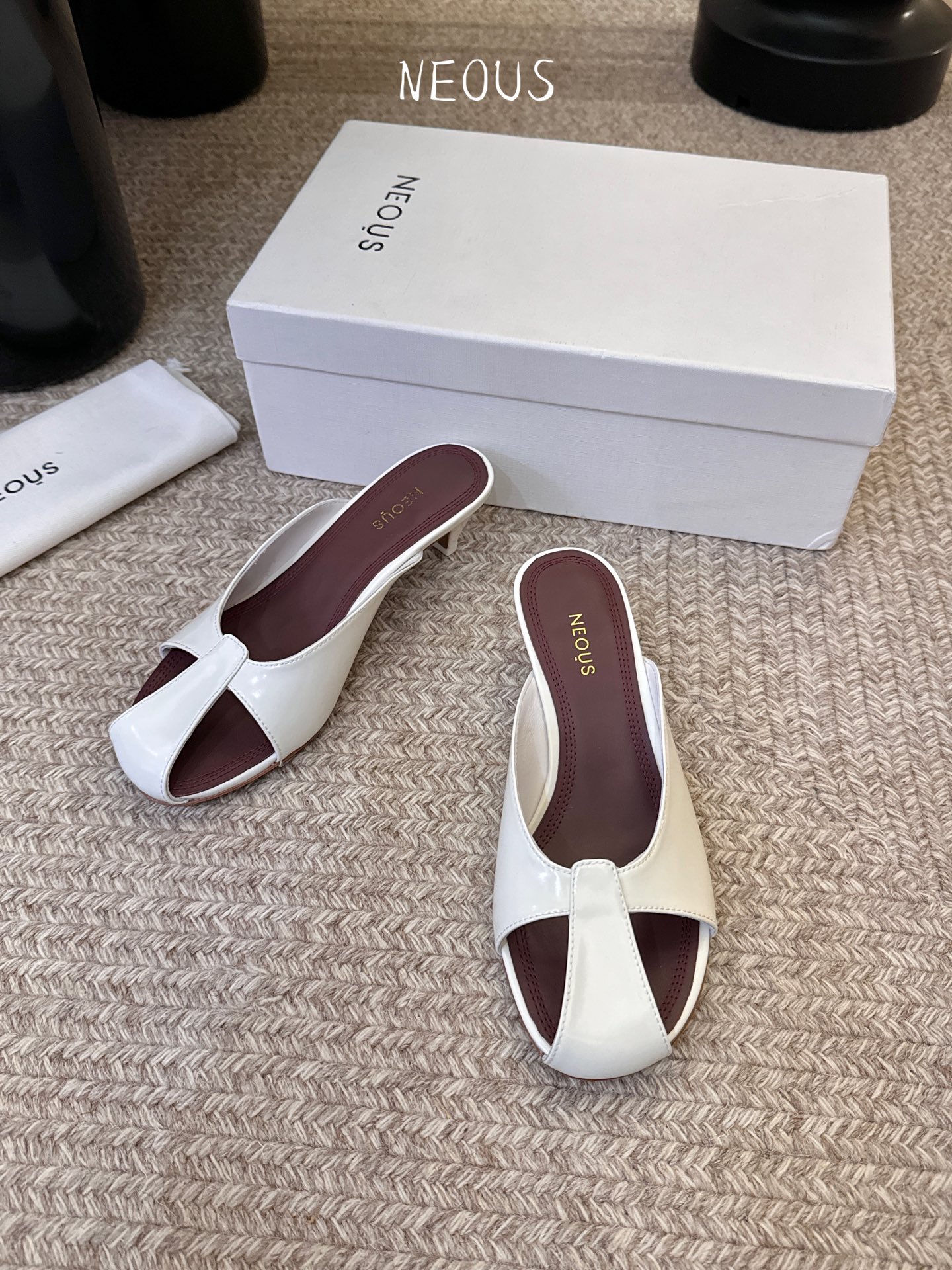 NEOUS 25ss 系带圆头小跟凉鞋小众伦敦鞋履品牌Neous虽然不及大众品牌知名度高但Neous的鞋