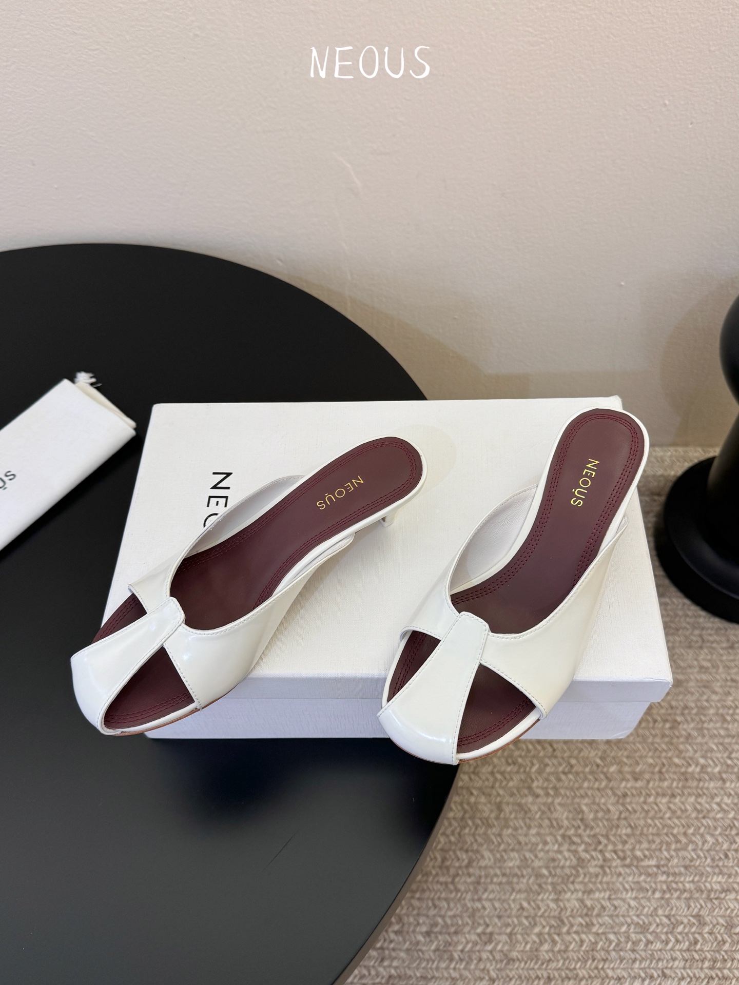NEOUS 25ss 系带圆头小跟凉鞋小众伦敦鞋履品牌Neous虽然不及大众品牌知名度高但Neous的鞋